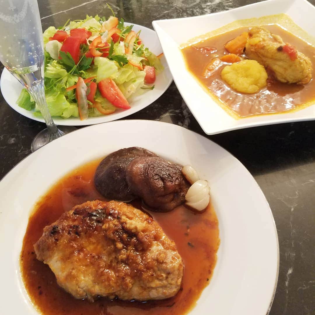 黒田啓蔵さんのインスタグラム写真 - (黒田啓蔵Instagram)「今日は、うちご飯🍴 豚の生姜焼きに椎茸のバターソテー サラダセロリと赤パプリカトマトレタスのサラダ あと、ス―プカレー。 ささっと、作っちゃいました。 明日、撮影が長いので。 #うちご飯 #豚の生姜焼き #椎茸のバターソテー #サラダ🥗#パプリカ #サラダセロリ #レタス #ス―プカレー#鳥の胸肉 #じゃがいも #ニンジン。」8月22日 18時53分 - kurodakeizo