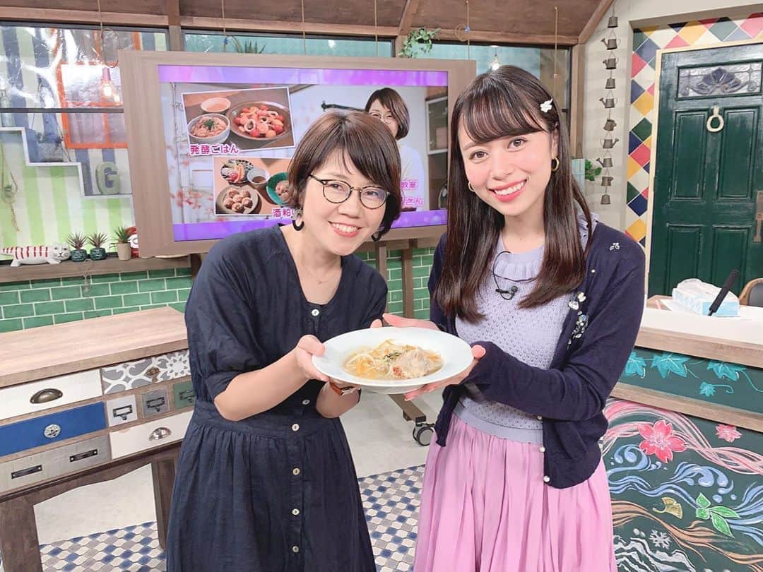 のインスタグラム：「ゲツキンでした〜💓 今回の #キュンコレ では、#乳酸発酵野菜 🥬をご紹介✨ 用意するものは、お水 塩 お野菜 だけなんです！ みなさんもぜひ “ #腸活 ” してみてくださいね👍🏽 . 写真は、発酵食品のエキスパート畑真希先生👩🏻‍🍳✨ スタジオ見学に来てくださいました🎶 . 私もお家で作ろ〜っと🥣✨ . #VTRを見たあみるさん #簡単すぎて食べてるだけやん #VTRを見た川田さん #エプロン付けてるだけやん汚れてへんやろ  #… #いやほんとその通り🤣 #それくらい簡単なんです！ #今回も皆さんに好評でよかったです #再放送もあるのでぜひに」