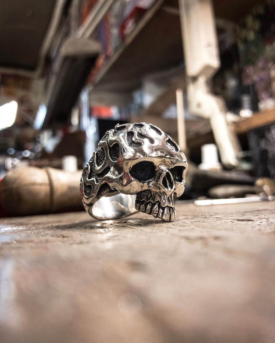 クレイジーピッグさんのインスタグラム写真 - (クレイジーピッグInstagram)「Off to a flaming start today 🔥  #fire #flames #ring #solidsilver #solidsilverskull #bench #workbench #workinglife」8月22日 18時53分 - crazypigdesignslondon