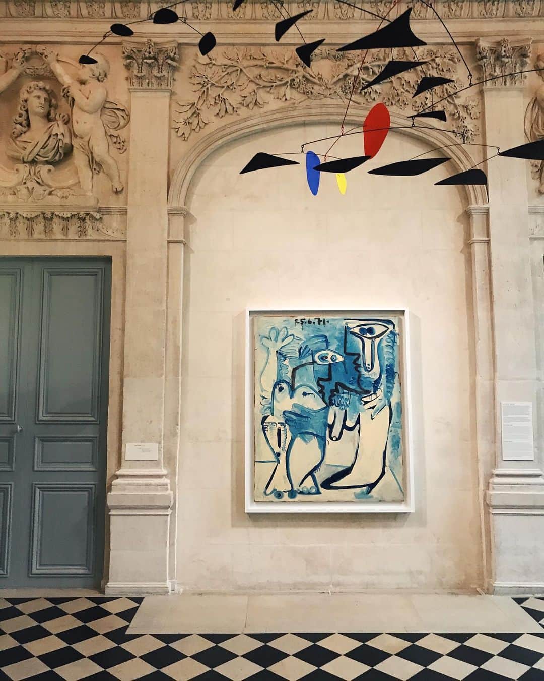 サザビーズさんのインスタグラム写真 - (サザビーズInstagram)「Today’s #SothebysOutofOffice comes with a ⚠️ recommendation to visit Paris before Sunday 25 August, for a last chance to view the @museepicassoparis grand exhibition exploring the resonances between Alexander Calder and Pablo Picasso. 📸 @melicakh  #OutofOffice #CalderPicasso #PabloPicasso #AlexanderCalder」8月22日 18時55分 - sothebys