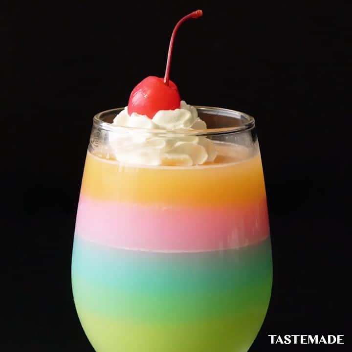 のインスタグラム：「【チューペット、変身よ!】カラフル虹色ゼリー🌈⁠⠀ ⁠⠀ スマホアプリはレシピを簡単に探せるよ📲⠀⁠⠀ ダウンロードはプロフィールのURLをクリック👆⠀⁠⠀ ⁠⠀ ■材料⁠⠀ チューペット　5色⁠⠀ ゼラチン　1色あたり3g⁠⠀ ⁠⠀ ホイップクリーム　適量⁠⠀ さくらんぼ　2個⁠⠀ ⁠⠀ ■手順⁠⠀ 【事前準備】⁠⠀ ゼラチンは15mlのお湯で混ぜとかしておく⁠⠀ ⁠⠀ 1. チューペットをボールに出し、ゼラチンを加え混ぜ合わせる⁠⠀ 2. グラスに注ぎ、冷蔵庫で冷やし固める⁠⠀ 3. 各色注ぎ入れ、冷やし固めていく⁠⠀ 4. ホイップクリームを絞り、さくらんぼを乗せる⁠⠀ ⁠⠀ #tastemade #tastemadejapan #food #foodie #cooking #recipe #japan #japanese #japanesefood #sweets #dessert #jelly #rainbow⁠ #summer⁠⠀ ⁠⠀ #テイストメイド #料理 #クッキング #レシピ #おうちご飯 #おうちごはん #おうちカフェ #スイーツ #デザート #おやつ #お菓子作り #ゼリー #虹色 #チューペット #アレンジレシピ⁠⠀ ⁠⠀ #テイストメイドジャパン をつけて投稿してね⁠⠀ ⁠⠀」