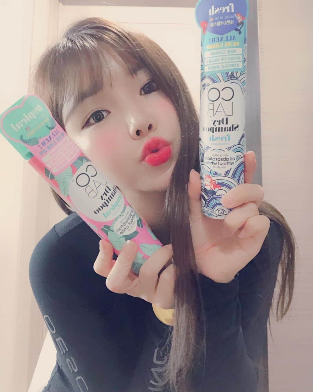 hyeriのインスタグラム：「올리브영가서 득템한 드라이샴푸!!여름이나겨울이나 머리가 지성이라..별의별제품다썼는데 요건 하얀가루없이 기름만쏙 잡아줘서 내인생템..👍연예인들도 이걸쓰는이유를 알거같다🙈 지금 올리브영에 1+1행사중이니까 어여가서 득템들하세요!!!강추강추!!! #코랩#드라이샴푸#올리브영드라이샴푸#올리브영세일#올리브영추천템#드라이샴푸추천#물없이감는샴푸#여행필수품#헤어스타그램#황보드라이샴푸」