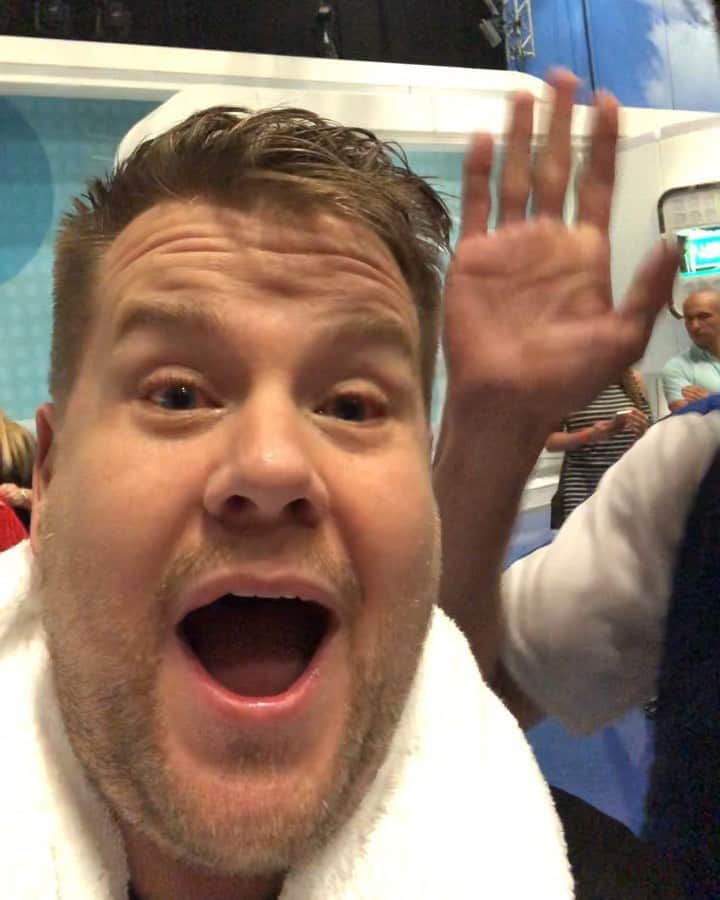 のインスタグラム：「@j_corden has this hilarious & true message for my kids. 😂 There is more to it! You all know his show.  I’ve ended up landing in a massive cold tub of water and they even got me boxing blindfolded! It was a joy to take part, as you can find out tonight. #ALeagueofTheirOwn 🥴🥊 😯 ✈️🏊🏻‍♂️⚽️🥅 #ep2 9pm」
