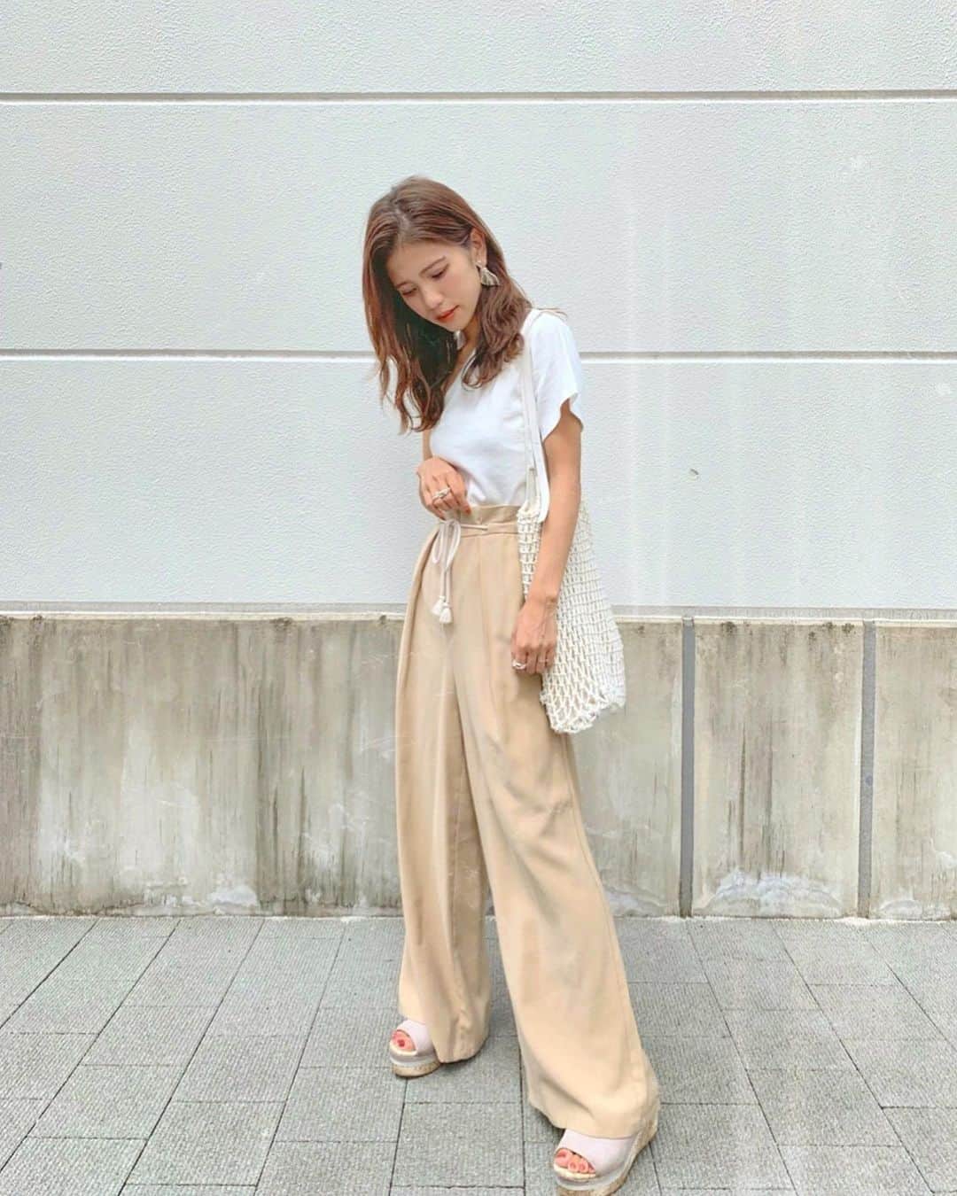 のインスタグラム：「ナチュラルコーデ🌿 ＊ tops... #amerivintage pants... #gu shoes... #esperanza bag... #michyeora ＊ アメリの可愛すぎるハーネス付きの ワンショルTシャツは あえてハーネス付けずシンプルに♡♡ このTシャツ生地もいいし サイズ感も最高でお気に入り← ＊ パンツはまさかのgu🧡 ロープベルト付いてるのが可愛いし 丈感も形もちょうどいい！ プチプラやっぱ最高〜💓 ＊ ＊ ＊ #シンプルコーデ #コーデ #ワンショルダー #ワイドパンツ #低身長コーデ #154cmコーデ #154cm #おちびの輪 #おちびコーデ #ジーユーコーテ #ジユジョ #プチプラコーデ #like #code #outfit #instagood」