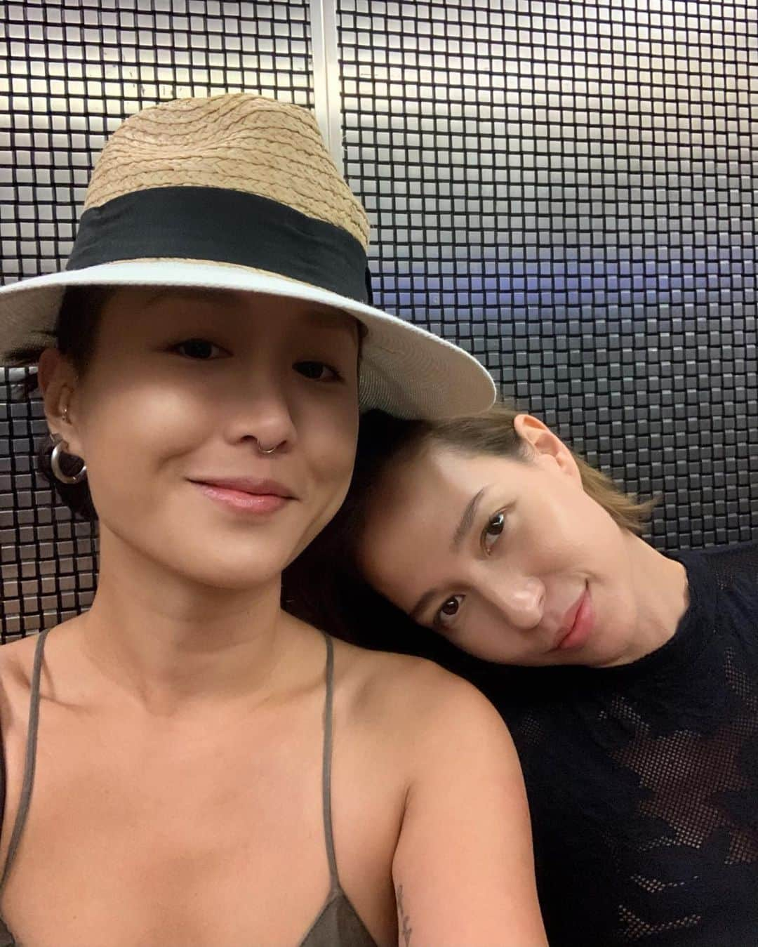 Livさんのインスタグラム写真 - (LivInstagram)「Had to document our first selfie after 7 years of friendship 🖤❤️✨」8月22日 19時04分 - livlogolding