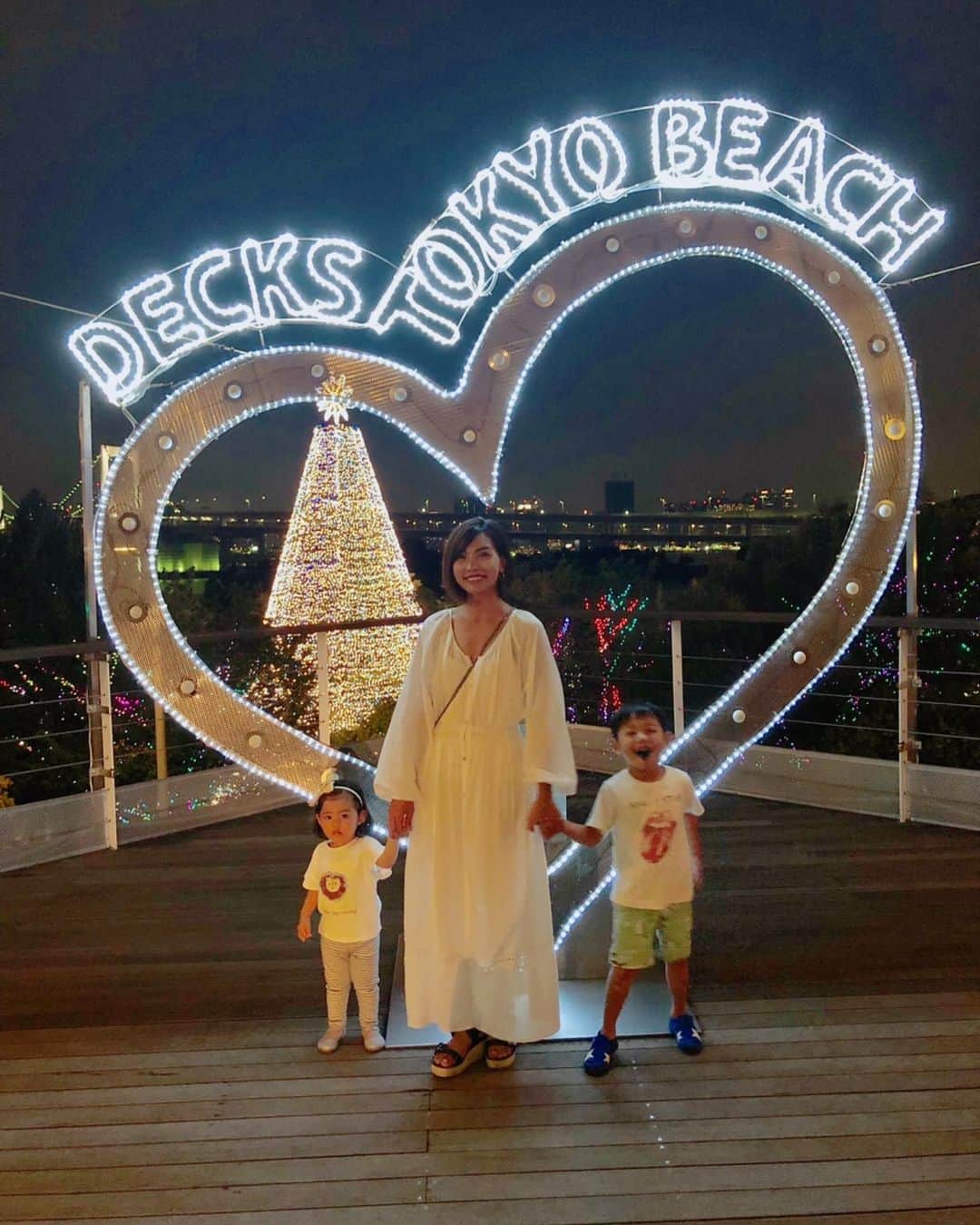 黒宮ニイナのインスタグラム：「いつかのお台場ドライブで 今年初めて花火みれました🎇 わんぱくさんお2人連れてのお祭りに行くのもなかなか大変なので、これくらい遠目からがちょうどいい😄✨ billsのテラスからはっきり良い感じに見えた💕 2人とも大喜び👦🏽👧🏽💓 その後はDecksの中散策して、 駄菓子屋さんで舌が青くなるガムを買ってお化け👻ってやってる息子が面白かった🥰  #夏の思い出 #夏休み #花火 #お台場 #ドライブ #2児ママ #2人育児 #ママライフ #mamlife #mama #2kidsmom」