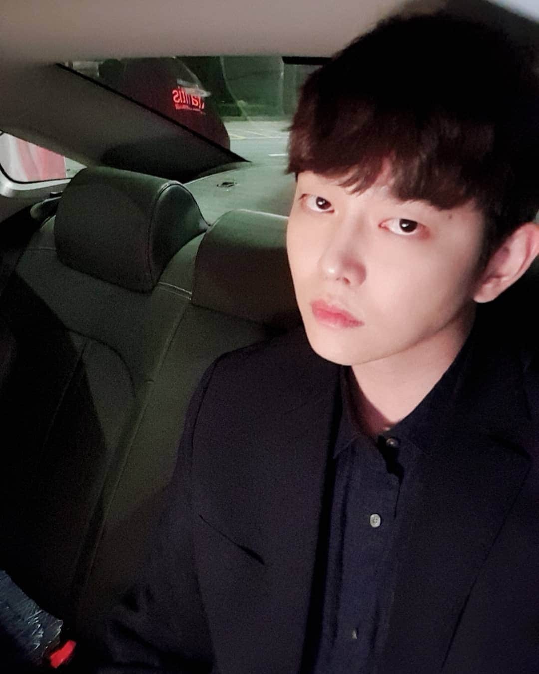 ユン・ギュンサンのインスタグラム：「#미스터기간제  어제 예고편 보고 놀랐나? 본편은 진짜 놀라울껄? 헤헤헹🤭👍」