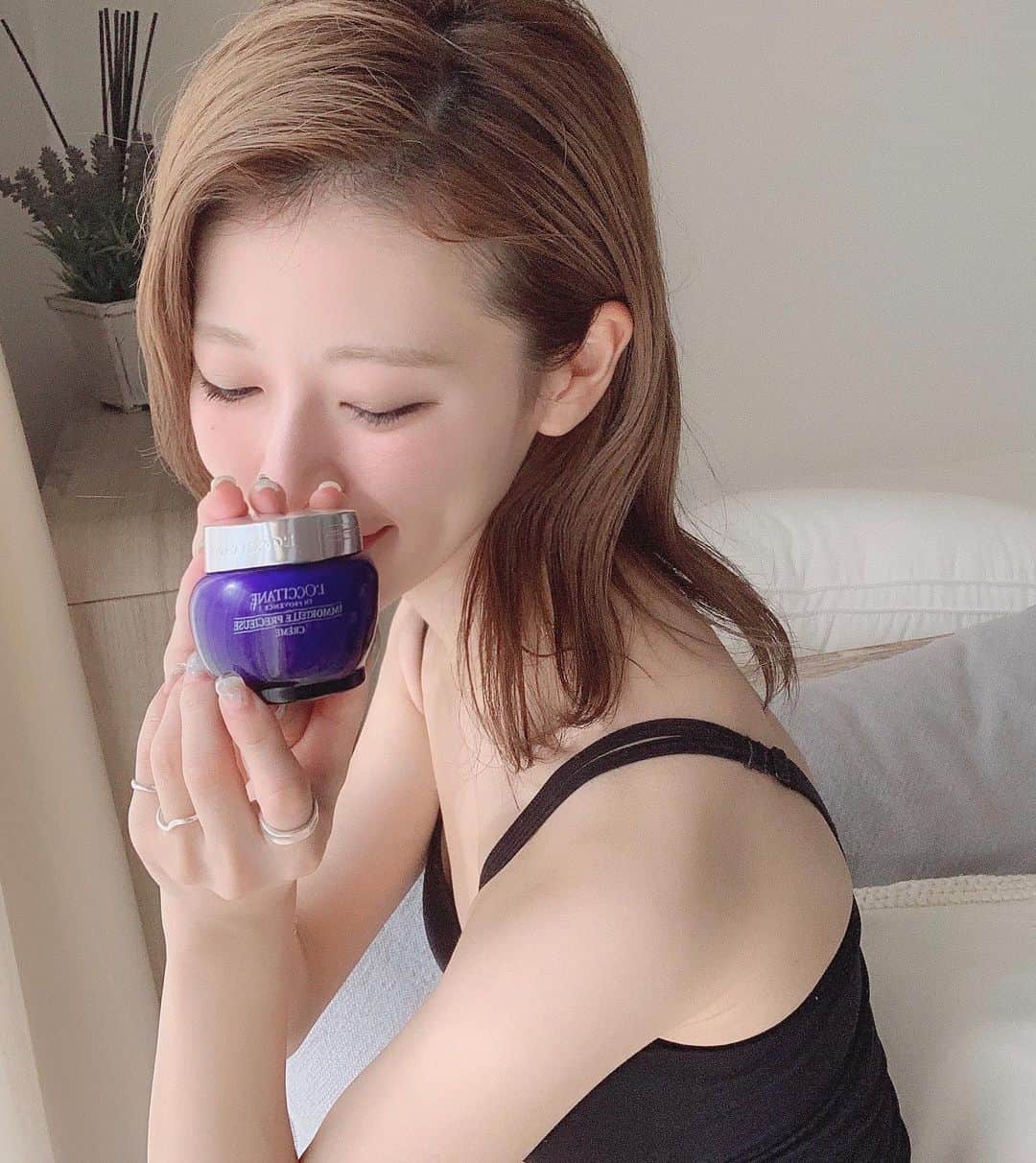 のインスタグラム：「ㅤㅤㅤㅤㅤㅤㅤㅤㅤㅤㅤㅤㅤ ロクシタンのファーストエイジングケアライン、 イモーテル プレシューズシリーズがリューアル。 ㅤㅤㅤㅤㅤㅤㅤㅤㅤㅤㅤㅤㅤ ロクシタンのプレスツアーで行ったコルシカ島では プレシューズシリーズに使われるイモーテル畑へ 実際に行って生産者の方に会ってお話を聞くという 貴重な体験をさせていただきました🌼 イモーテルは摘んでも鮮やかな黄色を保つことから 〝永久花〟と呼ばれ、生命力がとても強く 昔から傷の手当てなどにも使われていたお花だそう。 ㅤㅤㅤㅤㅤㅤㅤㅤㅤㅤㅤㅤㅤ 今回のリニューアルでは親和型ヒアルロン酸がプラスされ 肌本来の力を底上げしてくれるように。 ㅤㅤㅤㅤㅤㅤㅤㅤㅤㅤㅤㅤㅤ 1度に書ききれないので、 また改めて続きを投稿しようと思います✍🏻 ㅤㅤㅤㅤㅤㅤㅤㅤㅤㅤㅤㅤㅤ #イモーテルの力 #PR」