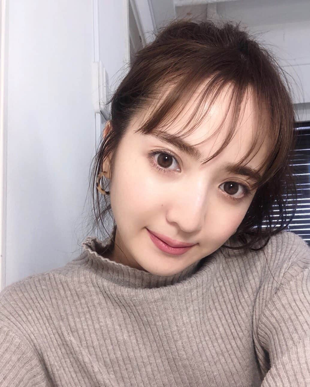 平木愛美のインスタグラム：「おつかれさまです⚪️お撮影二本おわり！ 写真はきのうの撮影メイク。  プライベートでは赤lipをつけることが多いのでこのかんじの色味をインスタで載せるのめずらしいかも。 どちらが好きですか？💫 hairmake/ @rin.hair_makeup . お肌は真皮層の奥…内側から整えるため、撮影合間にクリニックへ☺︎ 熱のパワーでリフトアップを。電気のパワーで保湿を。してもらってきました♡ beauty/ @sbeautyclinic  #秋メイク #AW #fashion #beauty  #エスビューティークリニック」