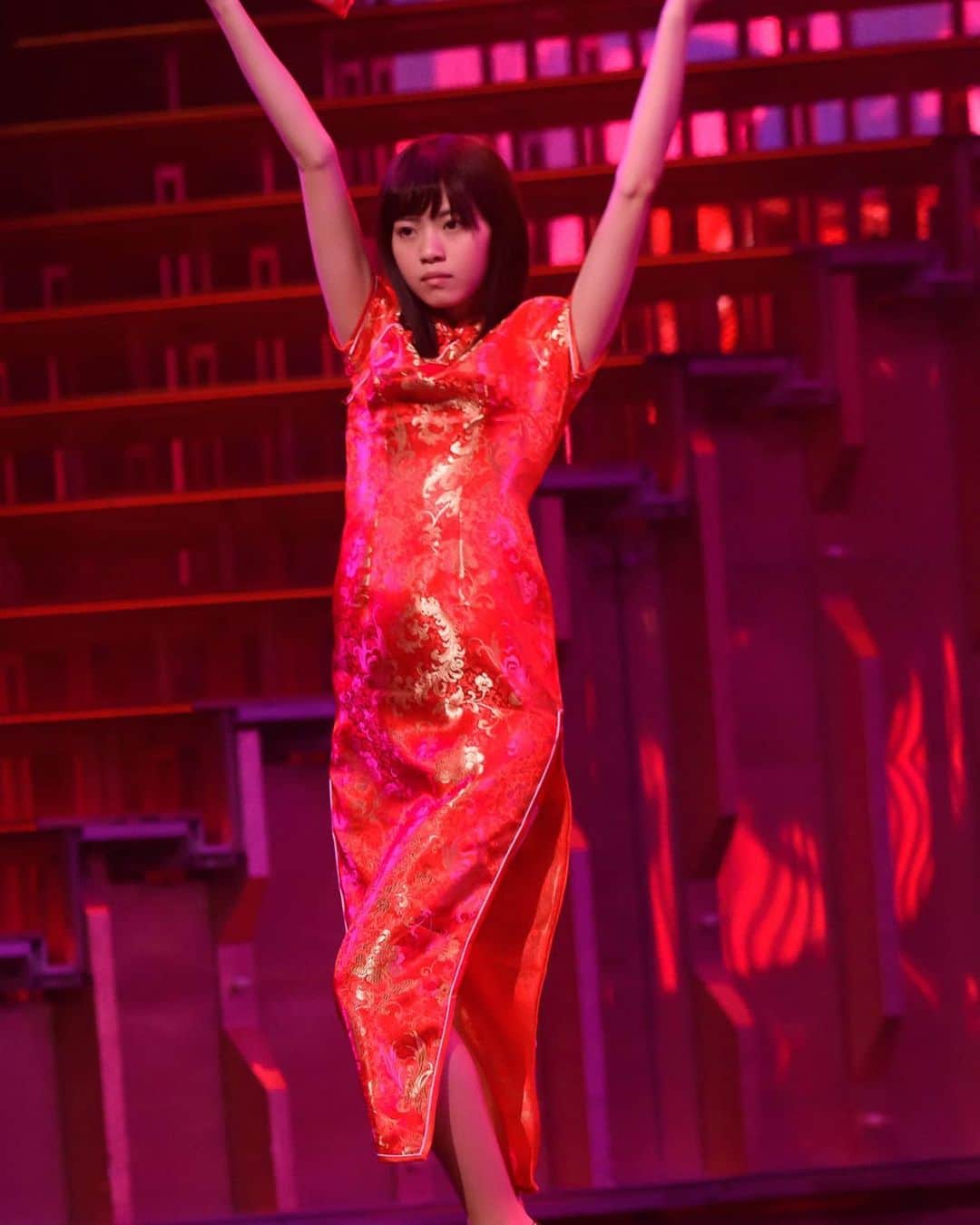 西野七瀬　歌衣装　エロ 