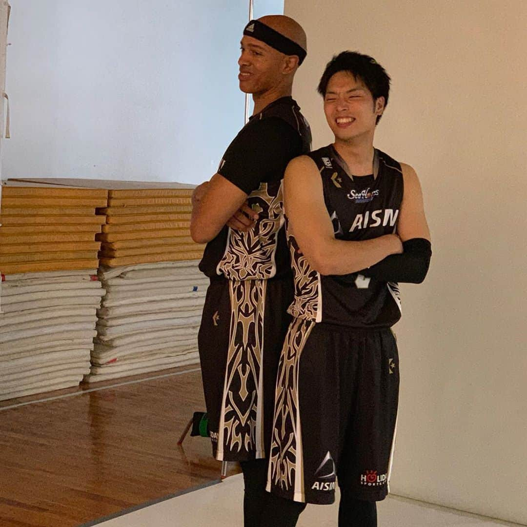 シーホース三河さんのインスタグラム写真 - (シーホース三河Instagram)「本日、2019-20シーズンの選手撮影を実施‼️ 選手全員が初めて、新ユニフォームに袖を通しました✨✨ #シーホース三河 #Bリーグ #バスケ」8月22日 19時20分 - go_seahorses