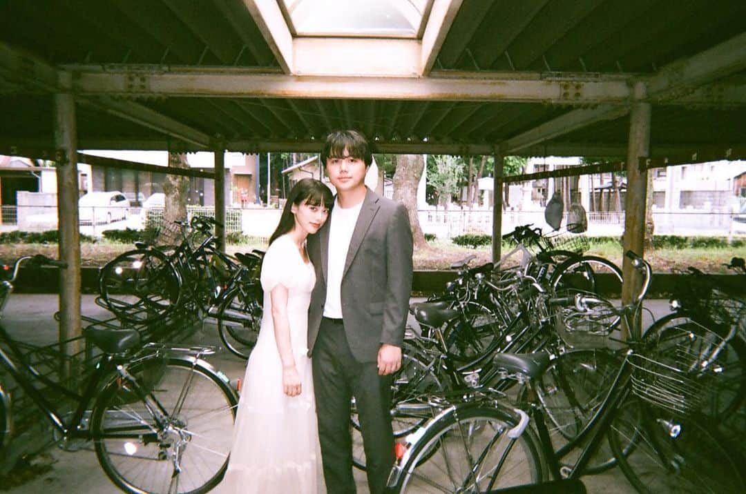 酒元麻衣（まいへー）のインスタグラム：「本当の最初の出会いは自転車置き場🚲2人とも一年生で顔も名前も知らなかった頃🌹自転車が出せなくて困っている私に声をかけて助けてくれたのがぽんちゃんでした👶🏻なつかしいな👶🏻あの頃のぽんありがとう👶🏻まさか夫婦になるなんてね😽 . . . #結婚式#結婚式前撮り#前撮り#母校#夫婦」