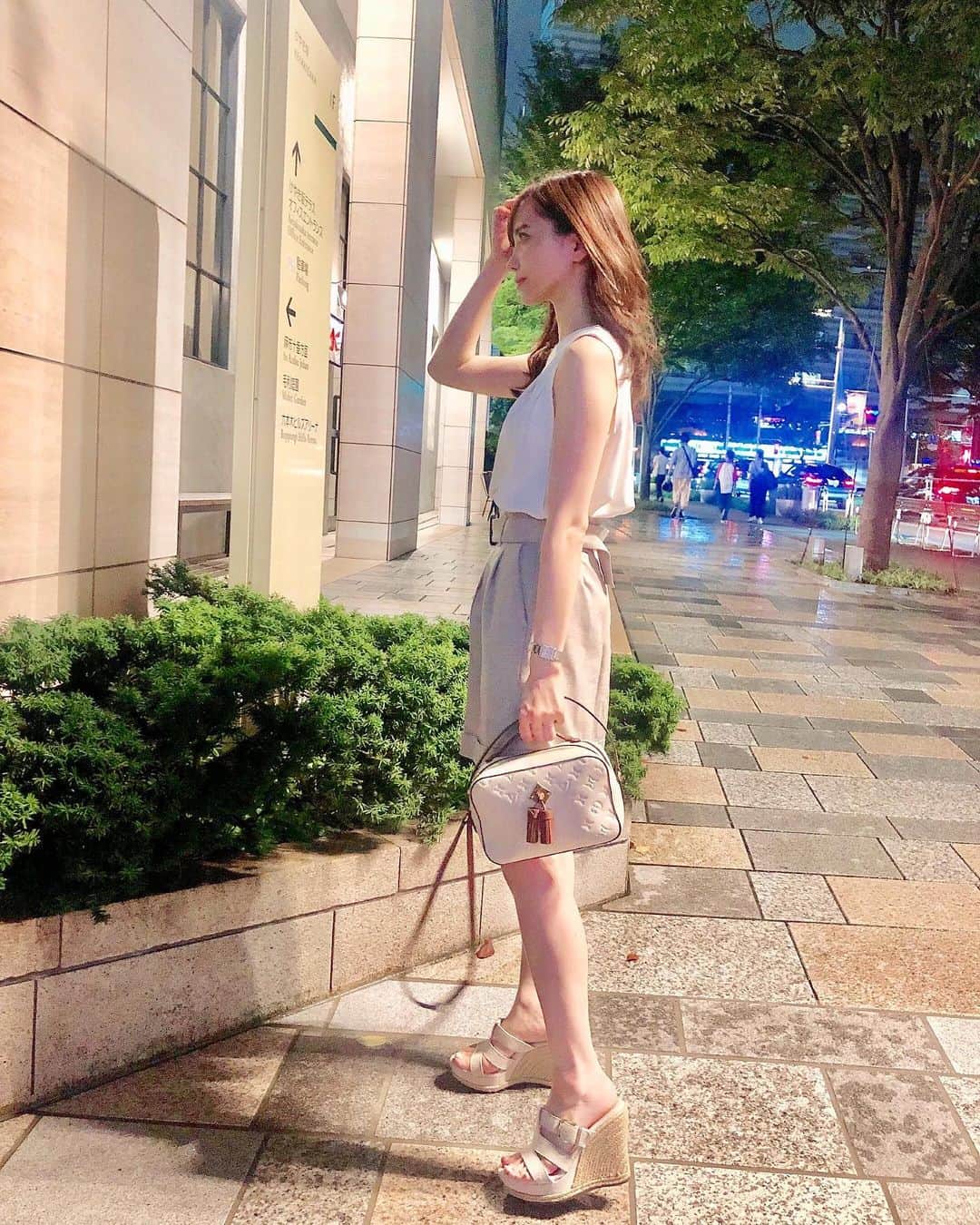 のインスタグラム：「なぜか真横🐒 見えないけどショートパンツです👖 ワントーンコーデ涼しげ👏  tops  @nanouniverse_official  pants @loveless_guildprime  bag @louisvuitton  shoes @ugg  #fashion#ootd#nanouniverse#loveless #louisvuitton #ugg#cordinate」