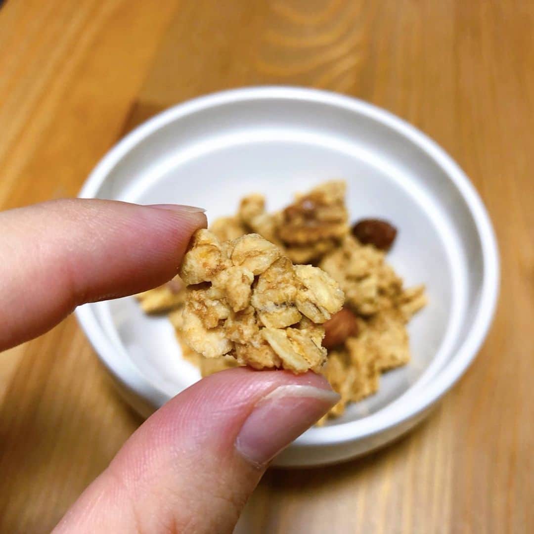 馬渕史香のインスタグラム：「ばたばたしとって遅くなったけど、 Fun Fiber（ファンファイバー）さんのキャンペーンで当たって、ナッツグラノーラをいただきました〜🎉 ありがとうございます . ちなみにこれ すんごい美味しい😍 . てん菜含蜜糖とメープルシロップがいい仕事しとって、甘さがちょうど良くて、朝ごはんにもおやつにもなる🥣 . 指でつまむのにちょうどいい大きさなのも🙆‍♀️ あとね、ときどき出てくるゴロッと大きいクルミが、なんだか当たり感があってうれしい😊 . ただ、まあ、いいものやでしょうがないんやけどね、普通に買うと高いんやよねぇ😱😱😱 #funfiber  #ナッツグラノーラ #グラノーラ」