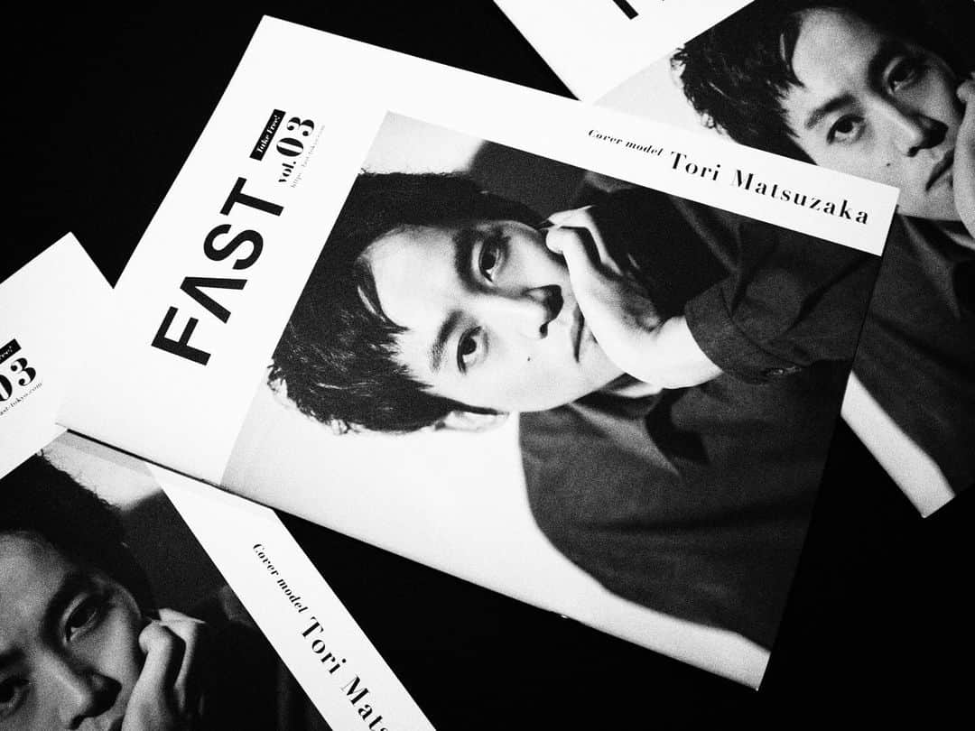 町山博彦のインスタグラム：「「FAST」﻿ 本日から順次配布開始になります。﻿ 多くの方のご協力があり、やっと完成を迎える事が出来ました。 ﻿ ﻿ 過密なスケジュールの中、魅力溢れる表現と彩りある言葉をFASTに与えて下さった俳優の皆様、アーティストの皆様、無理なお願いにも関わらず衣装協力して頂いた数々のブランドの皆様、今回の全ての写真を撮ってくれたフォトグラファーの鈴木寿教さん、その他にも本当に多くの方に力を貸して頂き、本日配布を開始する事が出来ました。 ﻿ ﻿ ありがとうございました。 ﻿ 配布場所には朝から多くの方々が並んでいたと聞いてホッとしました。 ﻿ ﻿ また、「7ORDER」の皆様の公演に併せて期間限定で天王洲銀河劇場に設置させて頂いていますので是非見てみてください。﻿ ﻿ ﻿ 配布場所や誌面と連動したWEBマガジンの更新日に関しては「FAST」のSNSをチェックしてみてください。﻿ ﻿ 宜しくお願いします！﻿ ﻿ cover: TORI MATSUZAKA﻿ ﻿ feature:﻿ TAKUMI KITAMURA.﻿ TAISHI NAKAGAWA.﻿ YOSUKE SUGINO. ﻿ HAYATO ISOMURA.﻿ KEITA MACHIDA.﻿ AKIHISA SHIONO.﻿ TOSHIKI SETO.﻿ DAICHI KANEKO.﻿ FUJU KAMIO.﻿ RIKU HAGIWARA.﻿ JIN SUZUKI.﻿ KANATA HOSODA.﻿ KOSUKE SUZUKI.﻿ 7ORDER﻿ ﻿ @fast.japan.official ﻿ @hisanorisuzuki ﻿ @ryomitoooo ﻿」