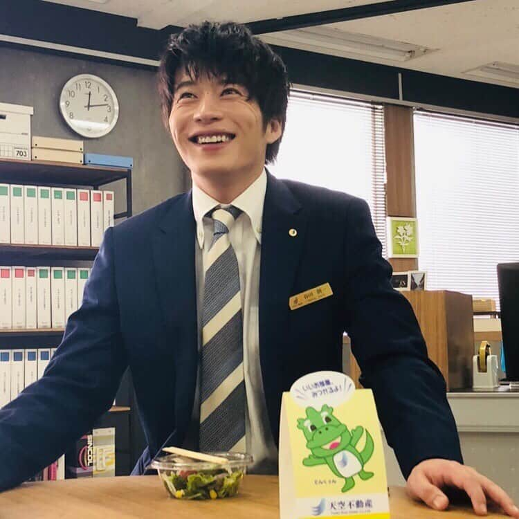 おっさんずラブ 武蔵の部屋のインスタグラム：「本日昼下がりの春田くんを本誌はとらえました。 #武蔵砲見参‼️ #サラダをね... #食べていたんだよ春田くん... #もうこれはあれだよね... #この味がいいねと君がいったから #8月23日は #サラダ記念日 #私はサラダになりたい🥗 #こんな感情になったのは初めてなんである #こんなにも誰かの笑顔を愛おしいと思ったことがあるだろうか否ない #ムサシこんなの初めて😭 #なんていうかもうなんていうか #ラブが止まらない #えっラブ❓ #えっ❓ #神様ついに気づいてしまいました #俺は #彼が #続く」