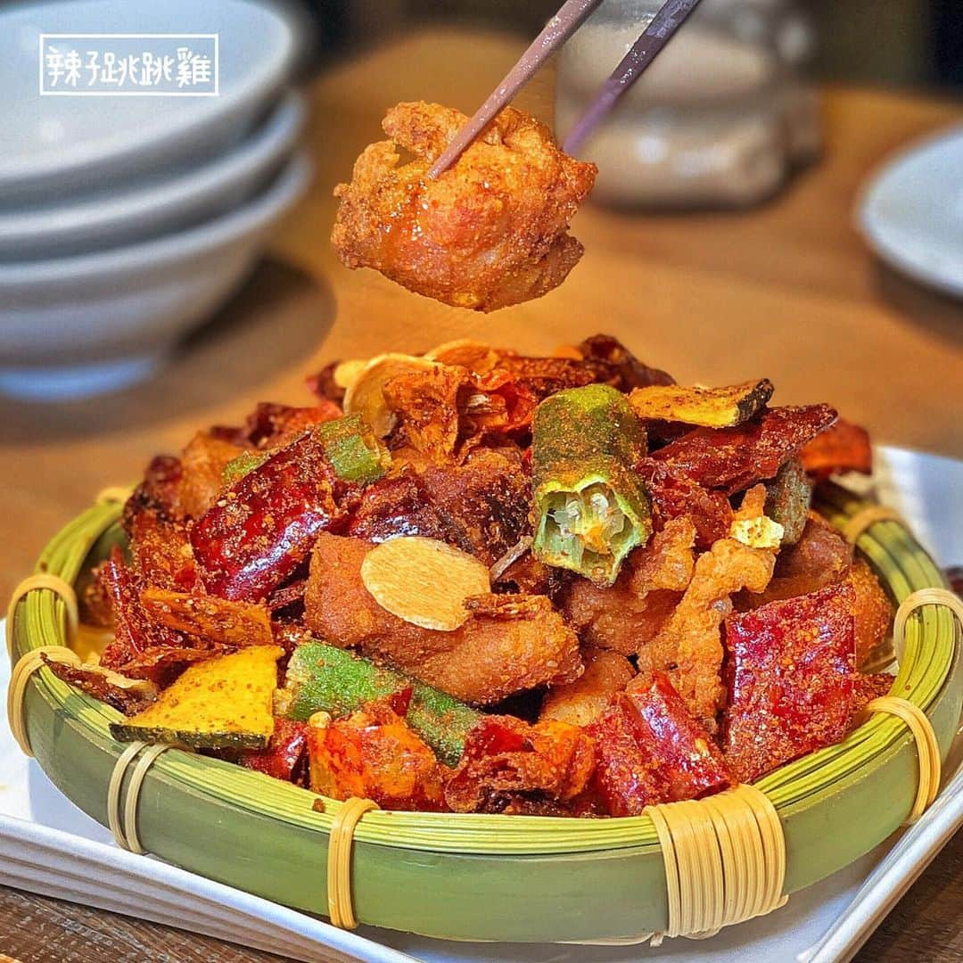 4foodie, for foodieさんのインスタグラム写真 - (4foodie, for foodieInstagram)「📍Taipei, Taiwan 叁和院忠孝旗艦店 / 以下餐點及價位 清爽火辣紅牛 $287 美味程度：🌕🌕🌕🌕🌑 💡補充💡這個超級下飯😋牛肉片油花多，口感軟嫩，麻辣的調味吃起來就是爽！這個就像是在吃四川麻辣水煮牛的感覺👍🏻 鹹豬肉&臘腸炒飯 / 小份$227 大份$437 美味程度：🌕🌕🌕🌗🌑 💡補充💡要點大份的才有台灣造型！！這個真的超大份，醬油香味配上鹹豬肉和臘腸，整體口味偏重，米飯粒粒分明，口感偏硬～ 飛魚卵老皮嫩肉 $227 美味程度：🌕🌕🌕🌕🌑 💡補充💡豆腐超軟嫩，飛魚卵也增添不一樣的口感～ 宮保皮蛋臭豆腐 $227 美味程度：🌕🌕🌕🌑🌑 💡補充💡超有創意的吃法，整體口味偏重，也吃得到臭豆腐的味道！ 礁石海之味 $287 美味程度：🌕🌕🌕🌕🌑 絕代雙椒魚 $987 美味程度：🌕🌕🌕🌑🌑 💡補充💡把魚肉都細心處理過，但還是要注意有魚刺，第一次吃到淋上椒麻青醬的雙椒魚，有種不一樣的風味，不過最傳統的作法還是比較合我胃口～ 爆炒大腸包小腸 $227 美味程度：🌕🌕🌕🌕🌑 💡補充💡原來大腸包小腸可以這樣吃😳蠻有創意的，加入酸菜跟蒜苗快炒，還有九層塔提味，頗道地！ 奇香黃金雞 $287 美味程度：🌕🌕🌕🌗🌑 小紫嘟嘟包 /單顆$47 美味程度：🌕🌕🌕🌗🌑 💡補充💡芋泥麻糬口味的包子，口感溫和，甜而不膩，可愛又好吃！ 小黑咻咻包 /單顆$47 美味程度：🌕🌕🌕🌑🌑 💡補充💡這是花生口味的，裡面吃的到花生顆粒沙沙的口感，以為餡料會爆出來，但也還好～ 小綠科科包 /單顆$67 美味程度：🌕🌕🌕🌕🌑 💡補充💡綠豆沙麻糬鹹蛋黃口味！這個組合也太酷了吧，吃起來也頗搭～ 小兔蹦蹦包 /單顆$67 美味程度：🌕🌕🌕🌕🌑 💡補充💡紅豆核桃口味，不會太甜，外皮偏厚一些，但整體味道好吃！ 熊貓芝麻包 /單顆$67 美味程度：🌕🌕🌕🌗🌑 💡補充💡這個也吃得到芝麻沙沙的口感，外皮也偏厚～ 金喜小桃子 /單顆$67 美味程度：🌕🌕🌕🌕🌑 💡補充💡棗泥松子口味，造型可愛，味道也蠻不錯！包子的皮偏厚！ 超級生命菇(綠) /單顆$67 美味程度：🌕🌕🌕🌕🌑 💡補充💡裡面是蔓越梅奶酥餡，不會太甜，簡單好吃！ 超級大力菇(紅) /單顆$67 美味程度：🌕🌕🌕🌗🌑 💡補充💡地瓜起司包也算是一個創意結合料理，我以為內餡會更多哈哈！ 超級能量菇(黃) /單顆$67 美味程度：🌕🌕🌕🌕🌑 💡補充💡裡面放奶凍也太酷了吧！不同口感交錯也有種不同的風味！ 五味九孔鮑 /單支$87 美味程度：🌕🌕🌕🌗🌑 💡補充💡第一次看到沙拉放在冰淇淋筒裡面，還蠻有特色的！裡面是馬鈴薯泥、生菜、水果丁、還有鮑魚，如果馬鈴薯泥能再冷一點就好了！整體頗清爽，反而是冰淇淋筒會比較膩😛 辣子跳跳雞 $287 美味程度：🌕🌕🌕🌗🌑 💡補充💡滿滿的辣粉吃起來口味就是爽！可惜雞肉偏乾柴～ 整體： 環境衛生：🌕🌕🌕🌕🌑 服務態度：🌕🌕🌕🌕🌑 再訪意願：🌕🌕🌕🌕🌑 🗺台北市大安區忠孝東路四段101巷14號 🚇捷運忠孝敦化站8號出口或東區地下街11號出口(最近) ☎️02-2731-3833 ⏰11:30 – 23:00 #4foodie #4foodie市府站 #叁和院 #台北美食 #忠孝敦化美食 #東區美食 #taipei #創意料理 #可愛造型包 #台式料理 #新潮中菜 #潮醬中菜 #叁和院 #辣台菜 #絕代雙椒魚 #椒麻青醬 #中式青醬 #奇香黃金雞 #礁石海之味 ©版權所有，不得轉載copyrights reserved」8月22日 19時35分 - 4foodie