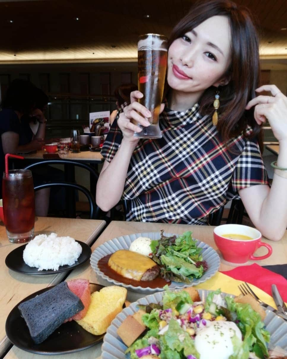 彦坂まなみさんのインスタグラム写真 - (彦坂まなみInstagram)「* 今日はお母さんとlunch～🚩 ちょっと久しぶりにタワーズで💟 リニューアル後は初！！ 雰囲気かなり変わってた～✨ 13階の【シュマッツ・ビア・ダイニング】へ🇩🇪 クラフトビールとドイツ料理のお店！ * 昼間からビール🍻 サラダランチとチーズハンバーグランチ💟どうしてもソーセージ食べたかったから追加でソーセージも！ どれも美味しかった～！ サラダランチに付いてきたパンは、ドイツカラー🇩🇪ナフキンも🇩🇪！ * 全体的にボリュームもたっぷりなので、お値打ち感💯！！ * テラス席の雰囲気が最高だったので、、もう少し涼しくなったら、、もしくは夕方以降狙ってまた行きたいーー😍😍 * * ⭐そしてレシートにビール一杯無料券ついてた！ * ごちそうさまでした🙏 お昼からお腹いっぱい食べてしまったので、歩いてお家まで帰りました🚶‍♀️まだまだ暑い💦 * * #シュマッツビアダイニング #schmatzbeerdining #PR #jr名古屋高島屋 #takashimaya #名古屋 #名古屋ランチ #名古屋グルメ #名駅ランチ #名駅 #名古屋駅 #ビール #🍺 #ドイツ料理 #ソーセージ #ハンバーグ」8月22日 19時31分 - ma7am1