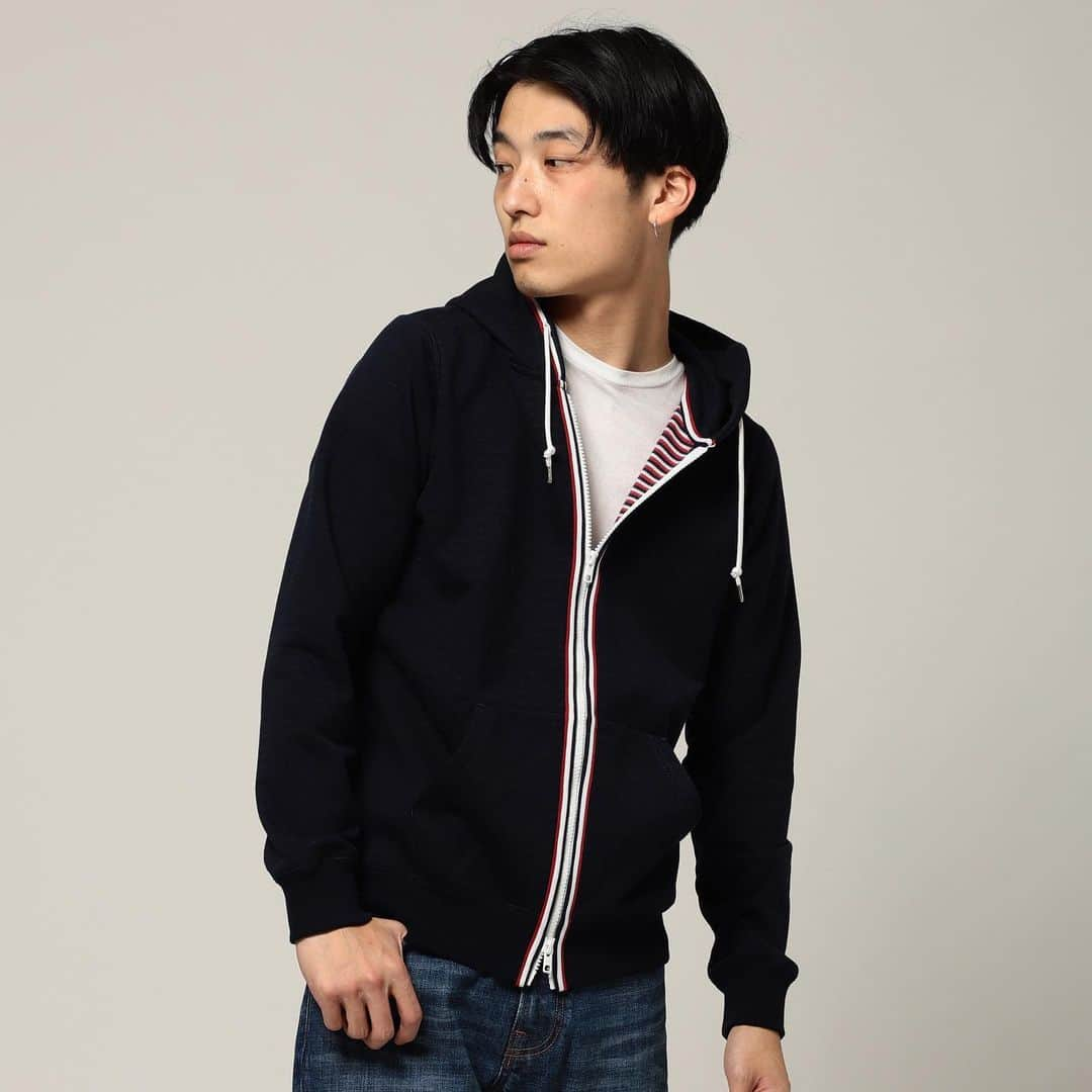 BEAMS MENさんのインスタグラム写真 - (BEAMS MENInstagram)「… BEAMS ORIGINAL “TRICOLOR LINE HOODIE “ 裏地、前立てのテープをトリコロールに仕上げたパーカー。ジップやスピンドルをホワイトに統一することで、クリーンなイメージを演出。清潔感のあるスタイリングにおすすめの一着です。 #beams #hoodie」8月22日 19時32分 - beams_mens_casual