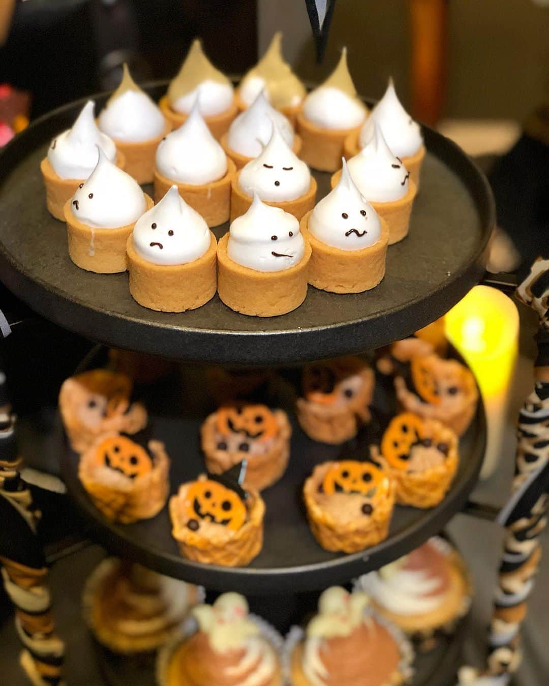 まゆまゆさんのインスタグラム写真 - (まゆまゆInstagram)「. コンラッド大阪で9月1日からスタートの ハロウィンスイーツビュッフェ🎃👻🍰 ひと足お先に、お邪魔してきた〜🍪🍩 見た瞬間テンション上がる可愛いスイーツ👻 可愛いし、美味しい！✨ 始まったら、また行きたいな〜❤️❤️❤️ @conradosaka_jp  期間 9月1日〜10月31日 時間 15時〜17時 料金 4700円、お子様（6歳〜12歳）2350円 場所 コンラッド大阪40階 アトモスダイニング #コンラッド大阪 #コンラッド #コンラッドスイーツ#レオパード #ヒョウ柄#スプークタキュラー  #スイーツビュッフェ #ハロウィン#ハロウィンスイーツブッフェ  #ハロウィンスイーツビュッフェ  #ハロウィンスイーツ #アフタヌーン#afternoontea  #sweets #大阪#instagood」8月22日 19時37分 - 7mayu2mayu