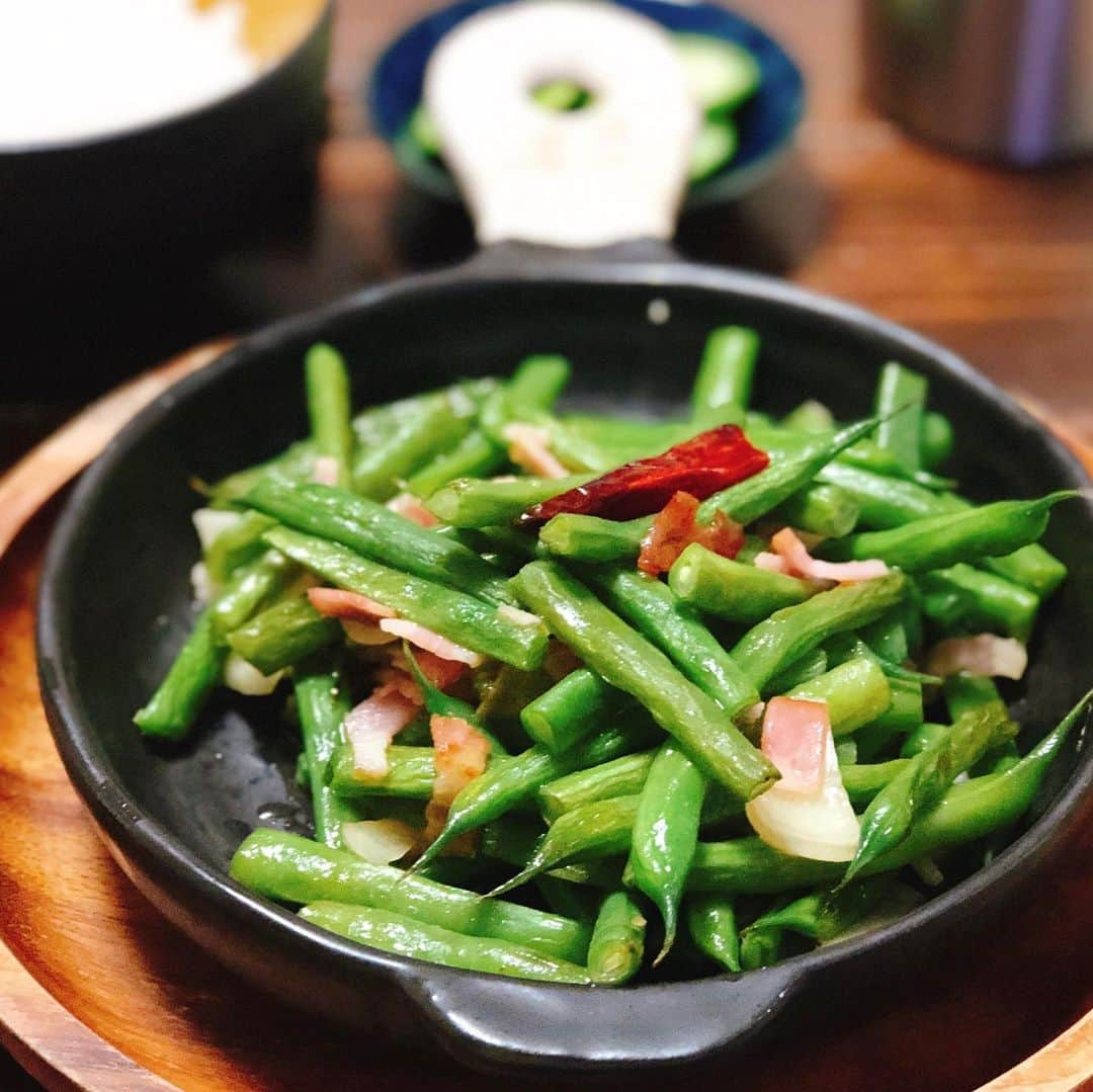 ゆうきさんのインスタグラム写真 - (ゆうきInstagram)「ちょっと前の晩ごはんは、 とんかつ。 3日連続豚肉食べた🙄  おつまみには、 インゲンとベーコンのペペロンチーノ🌶  すごく簡単だけどお箸が止まらない1品です。  インゲンはあらかじめ塩茹でして 冷水にとってから水気を切っておきます。  フライパンに ○たっぷりめのオリーブオイル ○スライスしたにんにく ○タネを取り除いた鷹の爪 を入れて中火にかけ、香りがたったら ベーコン、インゲンの順に炒めていき、塩少々で味付けして完成。 ・ ・ ・ #晩ごはん#夜ご飯#夕食#レシピ#簡単レシピ#おうちごはん#献立#とんかつ#マカロニメイト#フーディーテーブル#モグナレシピ部 #dinner#japanesefood#foodpic#yummy」8月22日 19時40分 - yuukitohikari