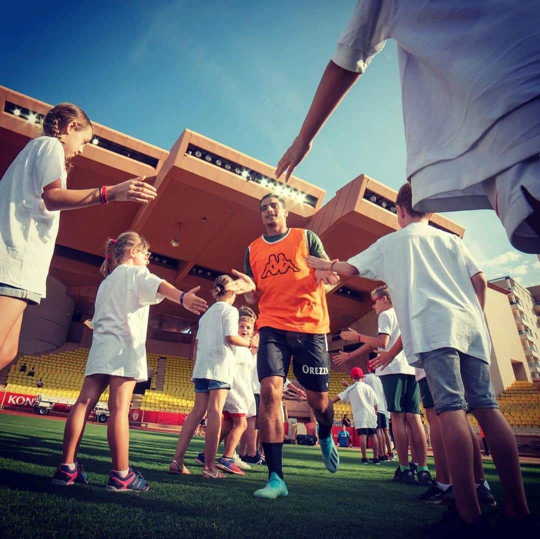 ASモナコさんのインスタグラム写真 - (ASモナコInstagram)「🙌 Haie d’honneur lors de l’#OpenTraining d’hier soir au Stade Louis-II 🇲🇨 par les abonnés kids 🔴⚪️ aux couleurs d’AS Monacoeur ❤️」8月22日 19時52分 - asmonaco