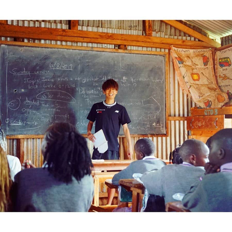 神野大地さんのインスタグラム写真 - (神野大地Instagram)「ケニア合宿中のイテンにある 「Sunrise Academy」の生徒達と交流をしてきました。 ‪この1年間で約4ヶ月滞在しているイテンですが、素晴らしいトレーニング環境や地域の人達の温かさに触れて、イテンに居心地の良さを感じている一方で、走っている時にいつもすれ違う子供達やランナーが、日本では考えられない程の古い服や靴を身につけていたりと、貧困を感じることもあります。‬ 何か自分に出来ることはないかと考えていたなかで今回、子供達にリュックを渡し、交流する機会を頂きました。予想以上に歓迎頂き、何より子供達の嬉しそうな顔を見て、思っていたことを行動に移して良かったなと感じました。  これからも、僕にできることは小さなことかもしれませんが、ケニア・イテンの地に少しでも貢献できる、良い関係を築いていきたいと思います。  実施するにあたり協力頂いた、 ニューバランスジャパン @newbalancerunning_jp  キプサング @wkipsang  柳田さん @chikara_yanada  ありがとうございました！！」8月22日 19時45分 - daichi_0913