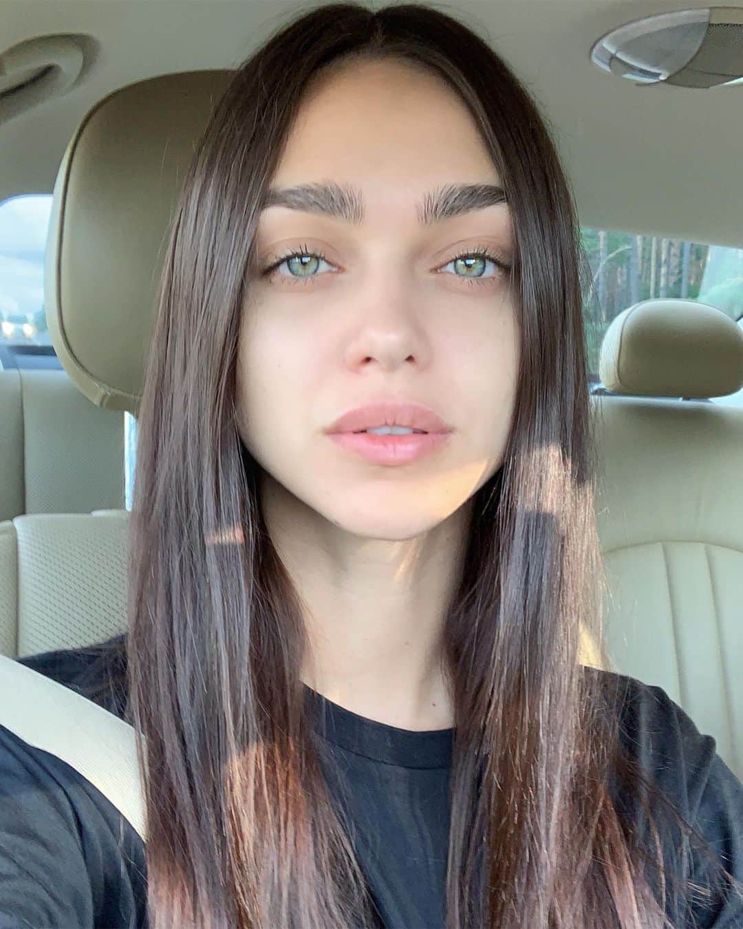 Zhenya Katavaのインスタグラム：「Перестала краситься , езжу на чужой машине и ни в чём себе не отказываю ... Что бы это значило? 💔」