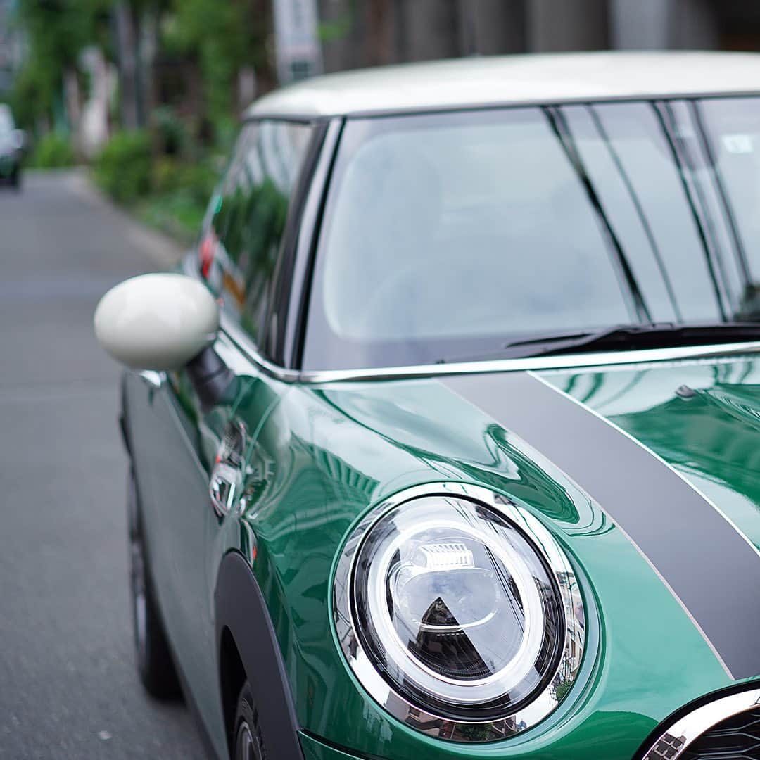MINI Japanさんのインスタグラム写真 - (MINI JapanInstagram)「オリジナルのスピリットを吹き込んだ、60周年を記念するアクセント。街角でひときわ印象を与える一台に。 ⠀ MINI Summer Drive キャンペーン。詳細はプロフィールのURLをチェック。 ⠀ #MINIjapan #MINI #60yearsedition #summer #drive #ドライブ」8月22日 20時01分 - mini_japan