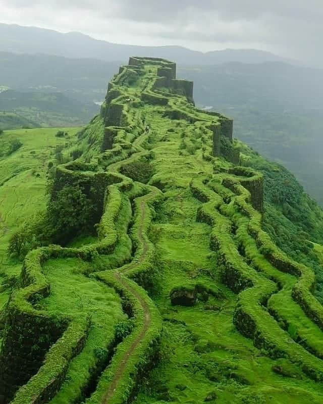 Discover Earthさんのインスタグラム写真 - (Discover EarthInstagram)「The fort is of great historic significance and the view leaves you speechless. There are four ways to reach Rajgad and two entry points. 🇮🇳 Try a friend who loves beautiful landscapes! — 📍#DiscoverIndia — 📸 Photo by @swapneil_7」8月22日 20時01分 - discoverearth