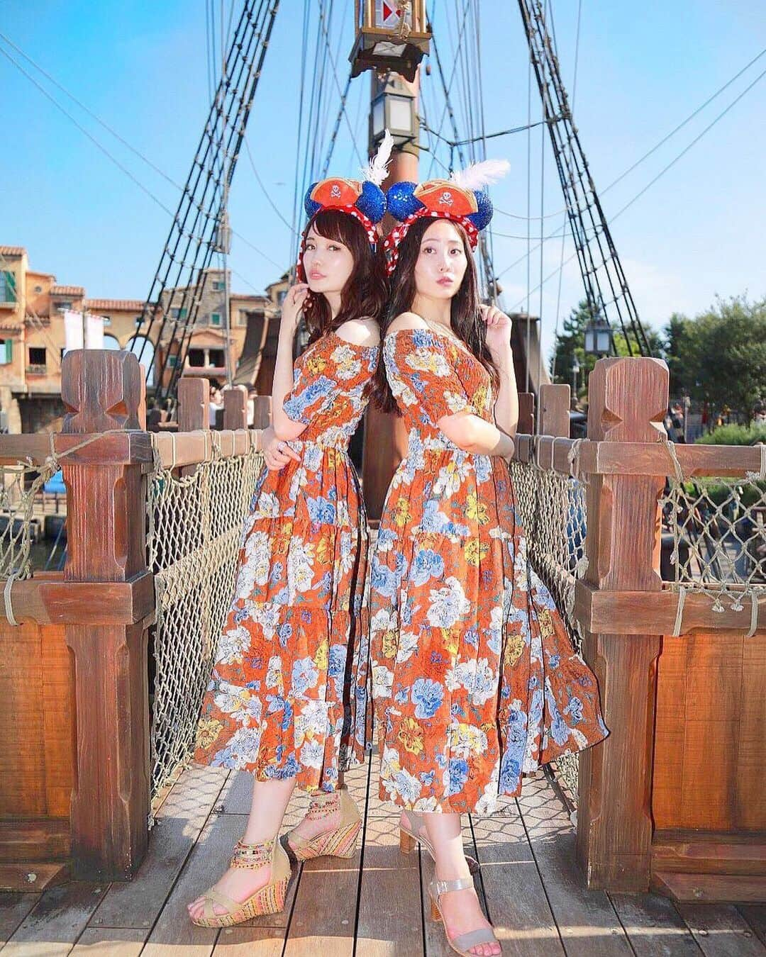 浅井麻里さんのインスタグラム写真 - (浅井麻里Instagram)「🏴‍☠️🏴‍☠️﻿ ﻿ ヨーロッパ旅行写真の整理が﻿ またしても終わらない…！😂💦💦﻿ 日常写真の合間にちょこちょこ﻿ 投稿していきます❤️﻿ ストーリーも！🙋‍♀️﻿ (でももう次の旅行がやってくる…🤣笑)﻿ ﻿ ﻿ ヨーホーー！！☠️💕﻿ るなちゃんとディズニーシーで﻿ パイレーツコーデした時の🏴‍☠️﻿ ﻿ 1枚目はカメキャスさんが撮ってくれた写真❤️📸﻿ 2枚目はソアリンチュロス＆タピオカ🍹﻿ 3,4枚目は、るなちゃんが撮っててくれた﻿ オフショット🎥🤣（笑）﻿ ﻿ ﻿ #東京ディズニーシー#パイレーツサマー#夏ディズニー#パイレーツオブカリビアン#海賊コーデ#パイレーツコーデ#双子コーデ#disneysea#tds#disneypiratessummer」8月22日 20時02分 - mari_asai_625