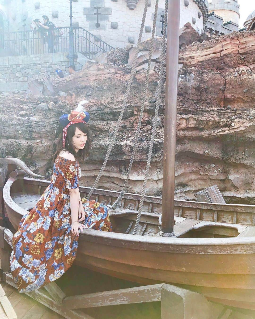 浅井麻里さんのインスタグラム写真 - (浅井麻里Instagram)「🏴‍☠️🏴‍☠️﻿ ﻿ ヨーロッパ旅行写真の整理が﻿ またしても終わらない…！😂💦💦﻿ 日常写真の合間にちょこちょこ﻿ 投稿していきます❤️﻿ ストーリーも！🙋‍♀️﻿ (でももう次の旅行がやってくる…🤣笑)﻿ ﻿ ﻿ ヨーホーー！！☠️💕﻿ るなちゃんとディズニーシーで﻿ パイレーツコーデした時の🏴‍☠️﻿ ﻿ 1枚目はカメキャスさんが撮ってくれた写真❤️📸﻿ 2枚目はソアリンチュロス＆タピオカ🍹﻿ 3,4枚目は、るなちゃんが撮っててくれた﻿ オフショット🎥🤣（笑）﻿ ﻿ ﻿ #東京ディズニーシー#パイレーツサマー#夏ディズニー#パイレーツオブカリビアン#海賊コーデ#パイレーツコーデ#双子コーデ#disneysea#tds#disneypiratessummer」8月22日 20時02分 - mari_asai_625