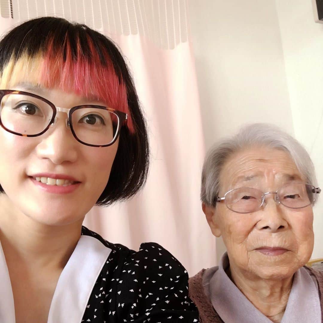 松浦志穂さんのインスタグラム写真 - (松浦志穂Instagram)「おばあちゃんが8月17日で100歳になりましたっ㊗️㊗️㊗️凄いんですけどーーーーーーーーーーーーーっ！！！！！満100歳なのでガチ100歳、正真正銘100歳ですっ😳😳😳盲腸しか病気はしたことなく最強だったおばあちゃんもここ5年くらいは何度か入院したりして100歳までは無理かな、、と思ったりしたけど何度もカムバックして最近は頭の体操に小1のドリルをやってますっ‼️‼️頭もしっかりしてるしマジ最強っっ‼️‼️‼️ ・ #誇り #おばあちゃん #100歳 #最強 #おばあちゃんの遺伝子多めに入ってて欲しい #おめでとうおばあちゃん #百寿  #ももじゅって読むらしい 😳 #大正八年生まれ」8月22日 19時54分 - matushiho