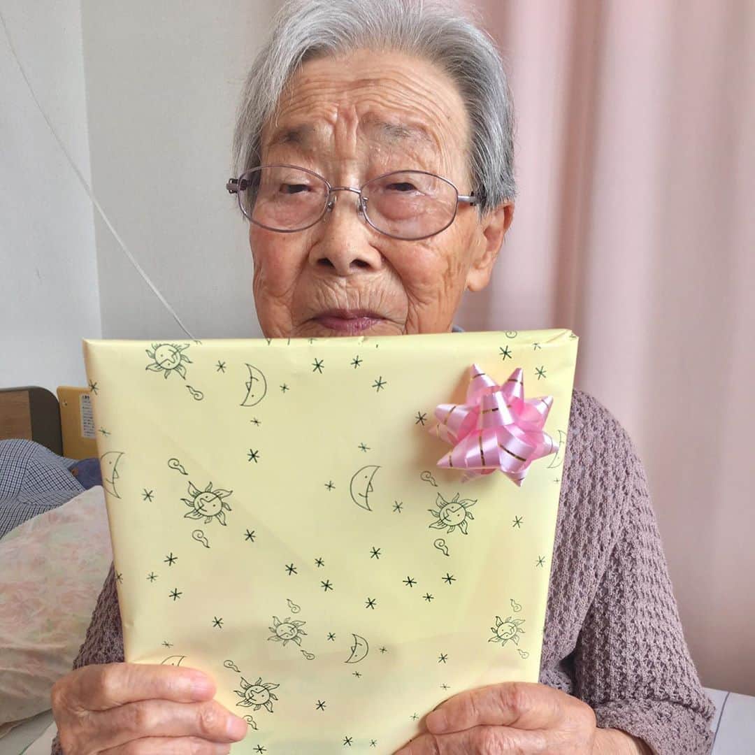松浦志穂さんのインスタグラム写真 - (松浦志穂Instagram)「おばあちゃんが8月17日で100歳になりましたっ㊗️㊗️㊗️凄いんですけどーーーーーーーーーーーーーっ！！！！！満100歳なのでガチ100歳、正真正銘100歳ですっ😳😳😳盲腸しか病気はしたことなく最強だったおばあちゃんもここ5年くらいは何度か入院したりして100歳までは無理かな、、と思ったりしたけど何度もカムバックして最近は頭の体操に小1のドリルをやってますっ‼️‼️頭もしっかりしてるしマジ最強っっ‼️‼️‼️ ・ #誇り #おばあちゃん #100歳 #最強 #おばあちゃんの遺伝子多めに入ってて欲しい #おめでとうおばあちゃん #百寿  #ももじゅって読むらしい 😳 #大正八年生まれ」8月22日 19時54分 - matushiho