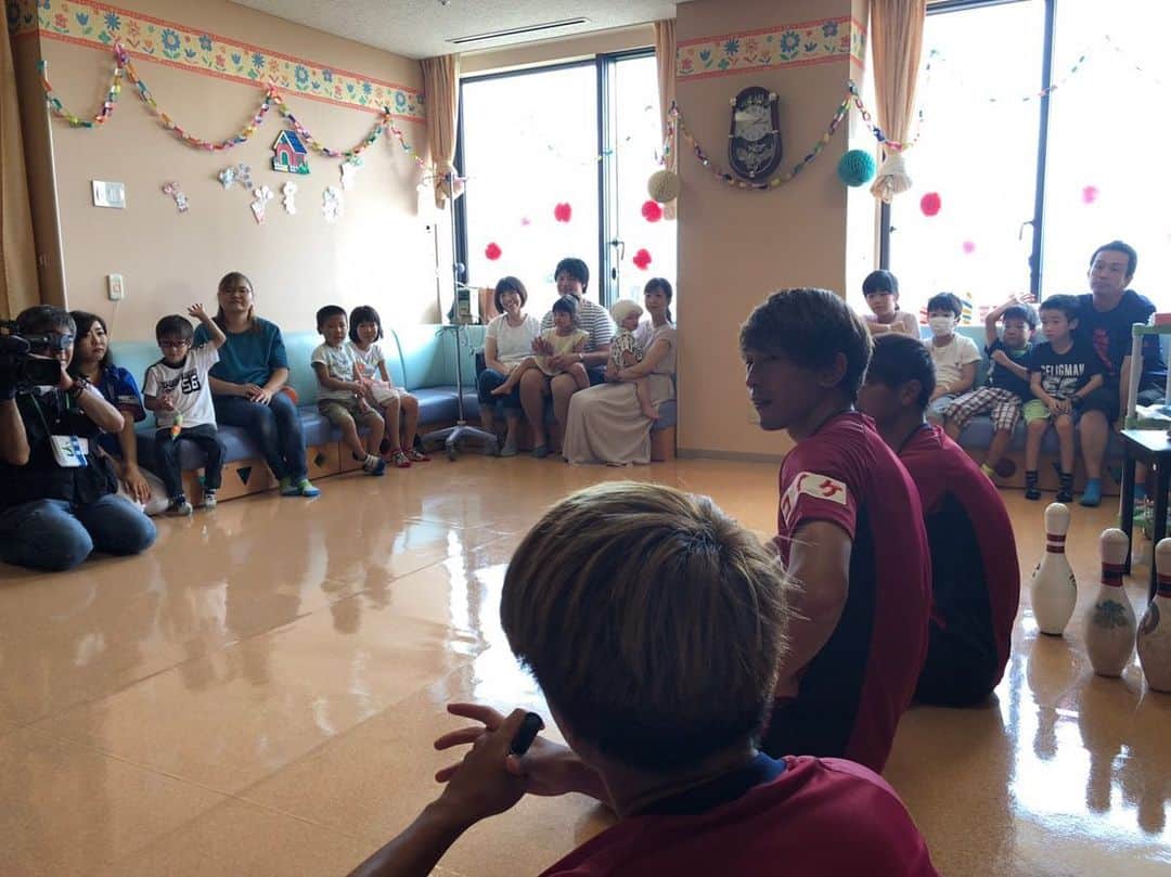 太田修介さんのインスタグラム写真 - (太田修介Instagram)「. . 山梨県立中央病院 小児科病棟を訪問させていただきました！！ . 僕たちは子ども達の病気や怪我などを治してあげることはできないけど、子ども達に笑顔を届けることはできるのかなと。  #サッカーを通じて子ども達に笑顔を」8月22日 19時57分 - shuuuu.18