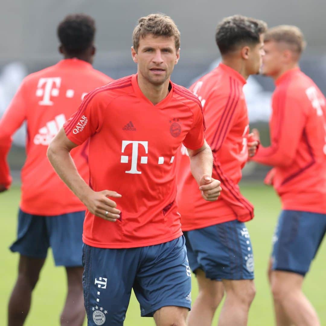 トーマス・ミュラーのインスタグラム：「Stay focused ⚽️ #esmuellert #fcbayern #packmas #s04fcb #miasanmia 📸 @alexanderhassenstein」