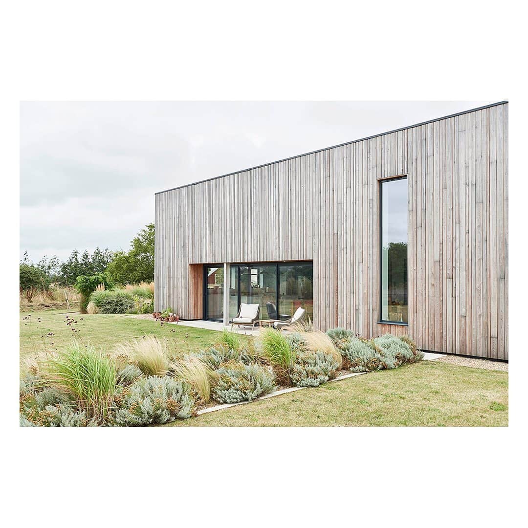 The Modern Houseさんのインスタグラム写真 - (The Modern HouseInstagram)「#forsale Spread Your Wings: an elegant Essex barn that's based on the form of a butterfly. Link in our bio for the sales particulars.」8月22日 20時03分 - themodernhouse