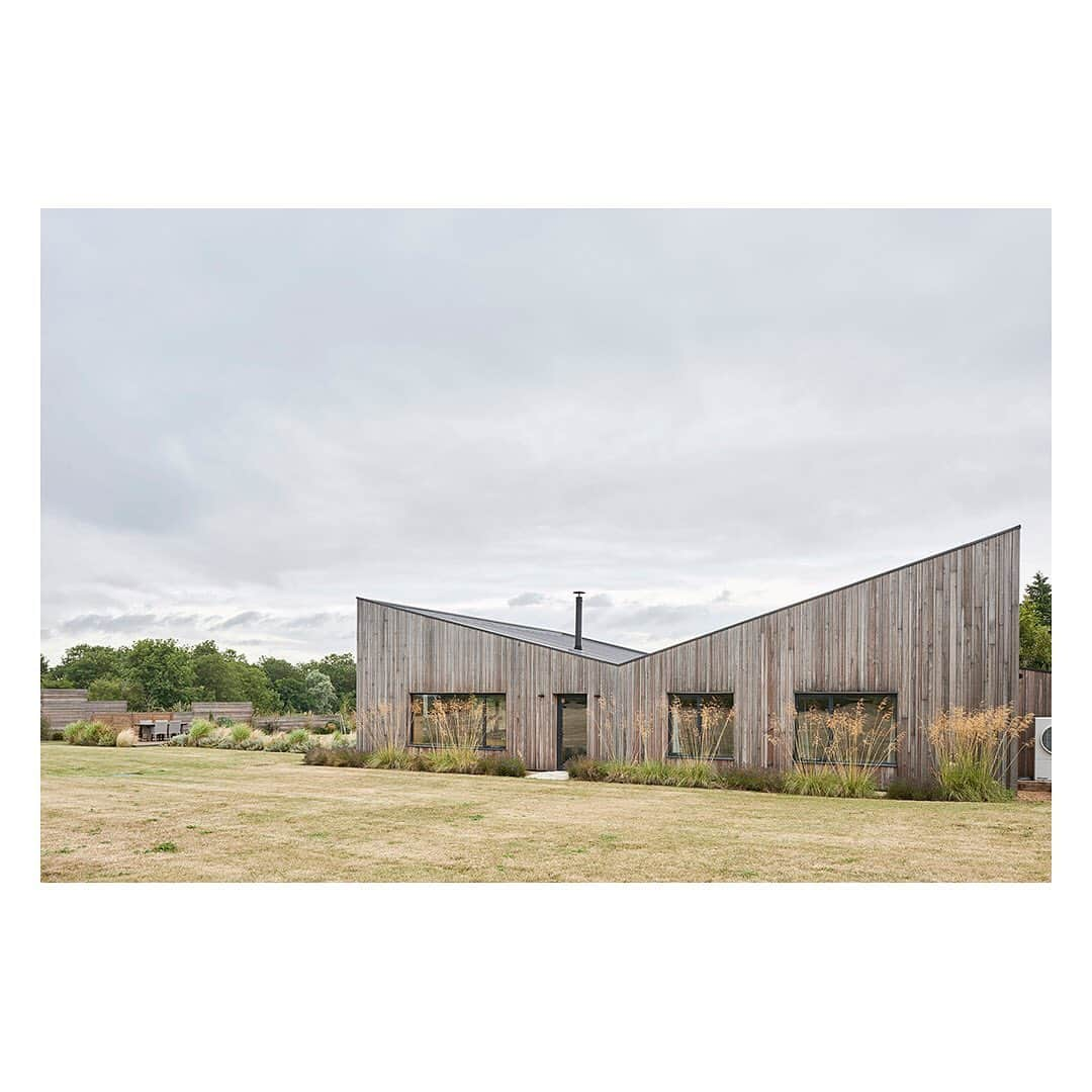 The Modern Houseさんのインスタグラム写真 - (The Modern HouseInstagram)「#forsale Spread Your Wings: an elegant Essex barn that's based on the form of a butterfly. Link in our bio for the sales particulars.」8月22日 20時03分 - themodernhouse