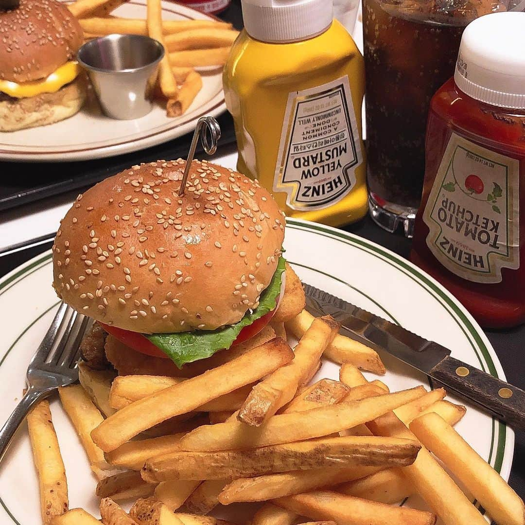 solsolさんのインスタグラム写真 - (solsolInstagram)「오도방구 타고 버거 머그로🍔 ✨🍟🥤❣️나는 뭐 먹을때 제일 신나〰️디뮤지엄 전시티켓 가져오면 생맥주 공짜래요!!!💜 #아이엠어버거 #iamaburger」8月22日 20時04分 - solwlyy