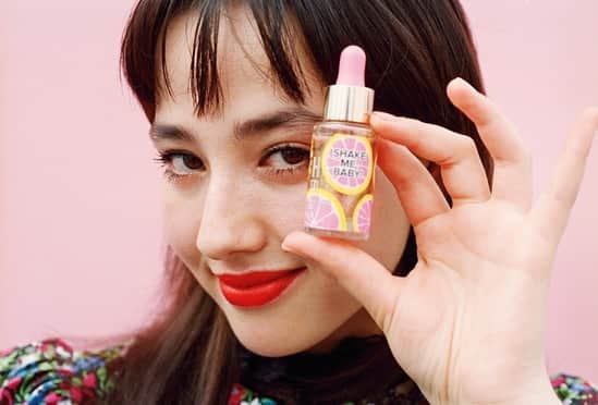 Fashion Headlineのインスタグラム：「【BEAUTY】 遊び心と質へのこだわりを両立するカリフォルニアのコスメブランド、Too Faced「トゥー フェイスド」が日本上陸!  アメリカ本国のブランドベストセラーのボリュームマスカラを使った、「トゥー フェイスド」のテーマカラーでもある“ピンク”を主役にしたメイクアップを紹介!! @fashionheadlinejpn サイトで公開中🔝  @meeco_meeco  photographs（model） :Motohiko Hasui @motohiko_hasui  make-up : AKII @akii_makeup hair：Nori Takabayashi（yard） @noritakabayashi stylist：Michiko @michiko0121  model : Emma Koyama（NAME Management） @emma_koyama  text：AYANA @tw0lipswithfang edit：FASHION HEADLINE @fashionheadlinejpn  #メイク #コスメ #化粧 #化粧品 #トゥーフェイスド #toofaced #マスカラ #ボリュームマスカラ #ハイライト #ハイライター #初上陸 #ミーコ #meeco #伊勢丹」