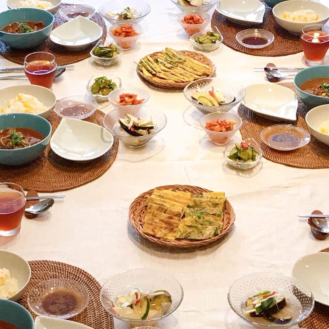 keikobun34さんのインスタグラム写真 - (keikobun34Instagram)「・ ・ @seonheewoo  先生の 韓国料理教室★ ・ ・ ・ ✴︎メニュー✴︎ ・ ・ ✔︎ユッケジャンスープ ✔︎香味野菜2種のジョン ✔︎オイポックン(きゅうりの炒めナムル) ✔︎セロリのキムチ ✔︎サラダキムチ ・ ・ スネ肉のユッケジャンスープ、絶品でした‼︎ 香味野菜のチヂミは、 ミョウガとセロリの葉を使って、 香りとシャキシャキの食感がクセになる〜 炒めナムルも初めて食べましたが、 簡単なのに美味しかった。 セロリのキムチも簡単で美味しいかったけど、 我が家はセロリを食べてくれないので、 オクラか山芋に変えて作ってみます。 サラダキムチは、 発酵させるからカラダにも良くて 毎日食べたいナ♡ ・ 今日も大満足‼︎ ・ ・ ・  #韓国料理#韓国料理教室 #料理教室#korea#koreafood  #手作り韓国料理 #ユッケジャンスープ #水キムチ#セロリのキムチ #アラフォー#アラフィフ #アラフォーライフ#アラフィフライフ」8月22日 20時09分 - keikobun34