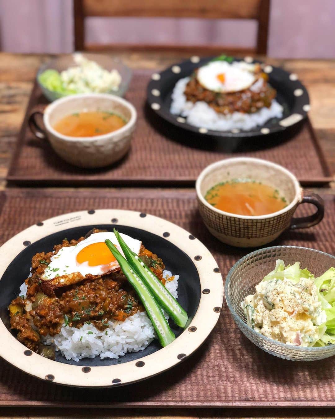 chaako ちゃあこのインスタグラム：「2019.8.22 * * 今日の晩御飯٩(๑❛ᴗ❛๑)۶ * ＊茄子入りドライカレー ＊ポテサラ ＊野菜スープ * でした(๑´ڡ`๑) * そうです。 #マツコの知らない世界 の影響で、今日はドライカレーにしました(￣m￣*) * 久しぶりの#ドライカレー 。 すぐ出来るし、簡単だし、美味しいし、最高(笑) * 私はドライカレーの卵は、目玉焼きが好きです♡ しかもちょっと揚げ焼きな感じになったやつ(*≧∀≦) 今日はちょっと目玉焼きを失敗したのだけども(笑) * 野菜は人参、玉葱にピーマン…あ！ピーマン入れるの忘れた！って事に今気づいた( ꒪⌓꒪)ビックリ(笑) * 出来上がり直前に、別フライパンで炒めた茄子も入れて。ミンチは合いミンチが好みかな(๑′ᴗ‵๑) * 勿論、うちのドライカレーは辛いです。 辛ーーーく作ってます♡ * 昨日、今日とドライカレーにしたおうちが多いのではないかな？(* ´艸｀) * 私はテレビに影響されやすいので(笑)、即決でした。 #凪のお暇 の茶碗蒸し見て、すぐ作ったしね(•ᵕᴗᵕ•) * いっぱい作ったので、冷凍しよー(•̀௦•́)و 何も作りたくない日にササっと出せるの有難い♡ * * *」