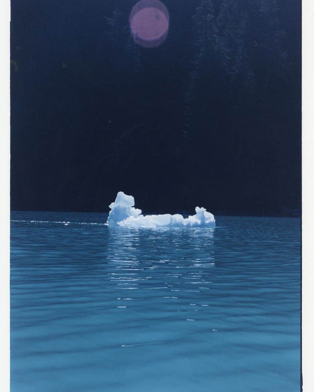 THE NORTH FACE JAPANさんのインスタグラム写真 - (THE NORTH FACE JAPANInstagram)「【写真展「氷河日記　アイシーベイ」】 8x10などの大型フィルムカメラを用いながら、氷河やパイプライン、ゴールドラッシュなどをモチーフに撮影している写真家・石塚元太良。彼の最新刊である『氷河日記 アイシーベイ』の刊行を記念して、写真展をTHE NORTH FACE ALTERにて開催致します。9/5（木）のレセプションでは19時より石塚氏によるトークイベントも開催致しますので、ぜひお越しください。  会期: 2019/9/5(thu) ~ 9/16(mon) レセプション: 9/5(thu) 19:00–21:00  会場: THE NORTH FACE ALTER  東京都渋谷区神宮前6-10-9 電話: 03-6427-1180  Books 「氷河日記　アイシーベイ」 発行 2019/9/5 初版 500部限定  協力・協賛 THE NORTH FACE  #tnfjp #thenorthface #neverstopexploring #石塚元太良 @nomephoto」8月22日 20時11分 - thenorthfacejp