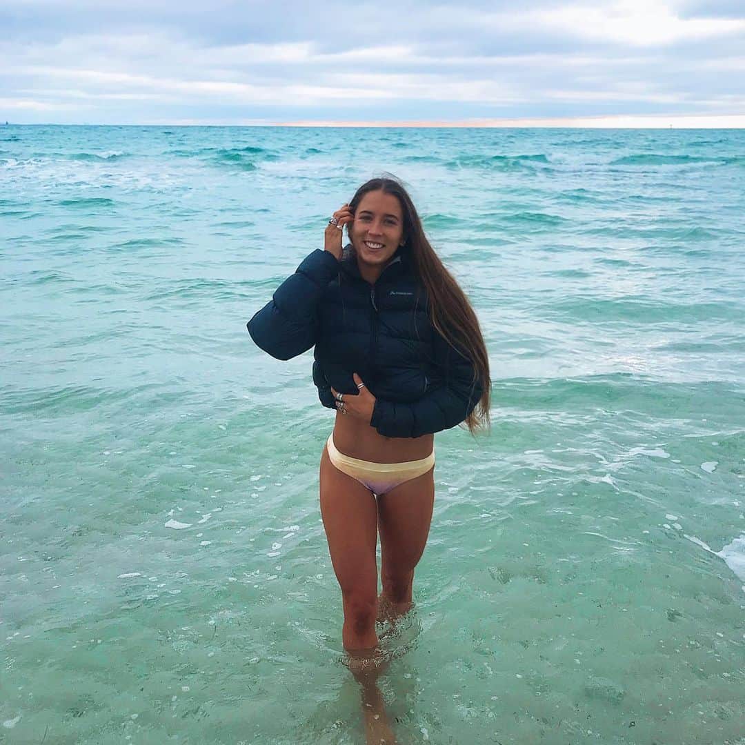 Maddie COATESのインスタグラム：「What a recovery session in Melbourne looks like right now. Nature’s ice bath ❄️🛁」
