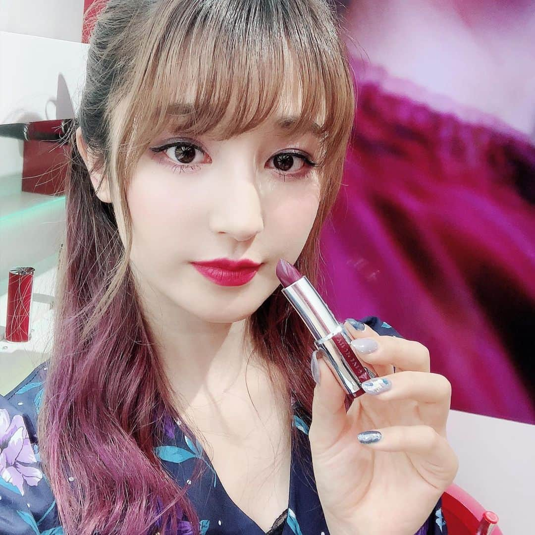 新希咲乃さんのインスタグラム写真 - (新希咲乃Instagram)「キメっ💄💕 * ジバンシィの新作リップの発表会にお邪魔して来たよ💄﻿ @givenchybeauty  大胆なカラーから使いやすいカラーまで﻿ テクスチャー違いが楽しめて、あああ！好きってなった！﻿ ﻿ わたしはジバンシィのリップは革って感じの﻿ イメージ強いけど、赤いベルベットの容器が本当に可愛い﻿ 秋冬コスメってやっぱ最強だよね〜﻿ ﻿ 1番好きなコスメの時期です 笑﻿ ﻿ 表参道ヒルズに遊びに行ったらポップアップ見てみて〜♡﻿ ナイトインライトを青みピンクリップに合わせたよ！﻿ スワイプしてね٩(*´︶`*)۶﻿ ﻿ #ルージュジバンシィ﻿ #GIVENCHY﻿ #GIVENCHYBeauty﻿ #ジバンシィコスメ﻿ #ジバンシィビューティー﻿ #新希咲乃 #新作コスメ #新作リップ #秋コスメ #冬コスメ #デパコス」8月22日 20時13分 - niki_sakino