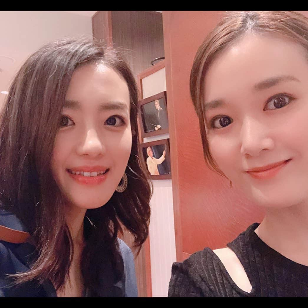 沢希理寿さんのインスタグラム写真 - (沢希理寿Instagram)「先日、天宮菜生 × psalm のライブに行ってきました！  はるちゃんとサームさんの ぴったりと息のあった 美しいハーモニーに感動しました✨  はるちゃんの歌声はいつも聞いている人の心に寄り添ってくれる 目をつぶって聞いていたい優しい歌声🥰  きっとはるちゃんが色々なこと を感じて魂を込めて歌っているからなんだろうな☺️✨ とても癒されます✨✨💓 はるちゃんとpsalm さんとのオリジナル曲 #六等星の光 #サンセット も聞けて嬉しかった！ 大好きな曲❤️ そして共同制作の新曲も披露してくれました👏 みんなの想いが詰まった #ワスレナグサ  とっても素敵な曲でした😍❤️✨ 是非みなさんに聞いてもらいたいです😆❣️❣️ あんじちゃんと素敵な時間を過ごすことができました💕  またはるちゃんとサームさんのコラボライブ聞きたいな😍  #天宮菜生#psalm #サーム #ひのあんじ」8月22日 20時13分 - rizu_sawaki