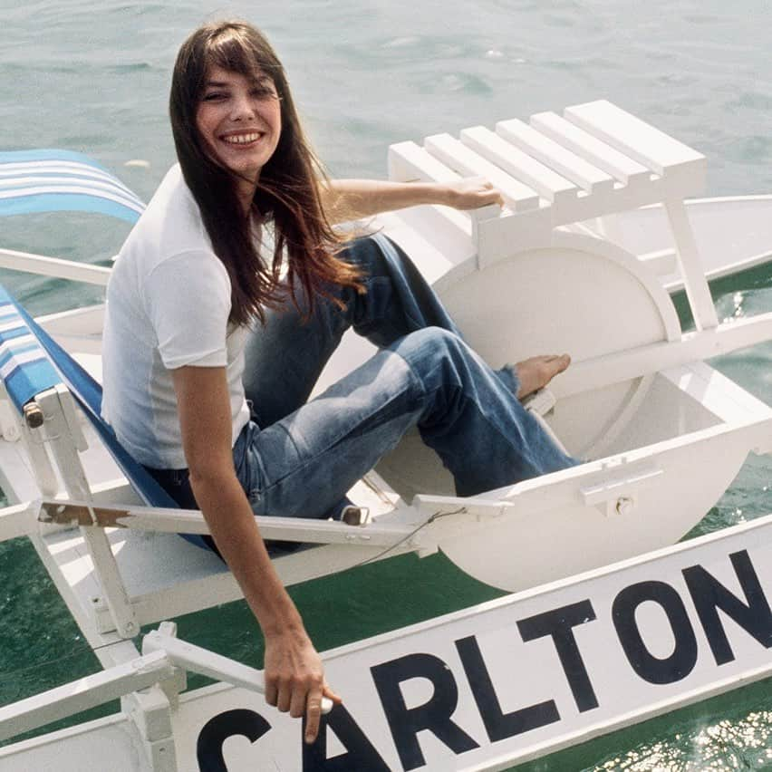 Vogue Italiaさんのインスタグラム写真 - (Vogue ItaliaInstagram)「T-shirt and Jeans: best combo ever. Tap the link in bio to see our selection of ‘celebrities basic uniforms’ today on vogue.it and choose your favorite one to get a bit of inspiration. #JaneBirkin (1974).」8月22日 20時16分 - vogueitalia