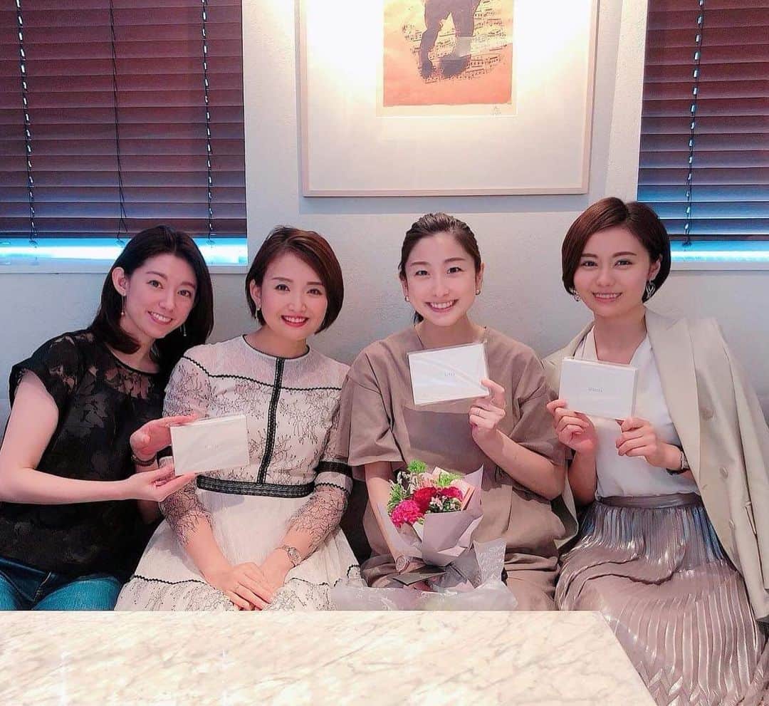 のインスタグラム：「🥰🍽🥰 Happy Lunch Time❤️ 同年代はちななアナウンサーズがランチで集まったよ💕 アナウンサーと一括りに言っても、局や番組や事務所などの出逢いによっても経験が違うけれど、みんな伝えることに誇りを持っていてカッコよく尊敬できる仲間という感じ✨✨✨３人とは色々なとこで、ちょこちょこ会うんだけど、みんなで女子会で語れて幸せだったなぁ☺️🌸 いずみちゃんのNHK卒業祝いもやっと出来た〜㊗️👌ポーズはWhitteのサンプルセット持ってくれる優しさ😂📸❣️笑笑 . @lounge1908 はとにかくコーヒーが美味しくてWhitteのイベントでもお世話になりました☕️お食事もゆったり落ち着いて出来るし美味しい🍽サラダが大盛りなのも女性にポイント高いです笑🥦 . #アナウンサー #アナウンサー仲間 #同年代 #1987 #はちなな #lunchtime #田中泉 #若林理紗 #瀧口友里奈」