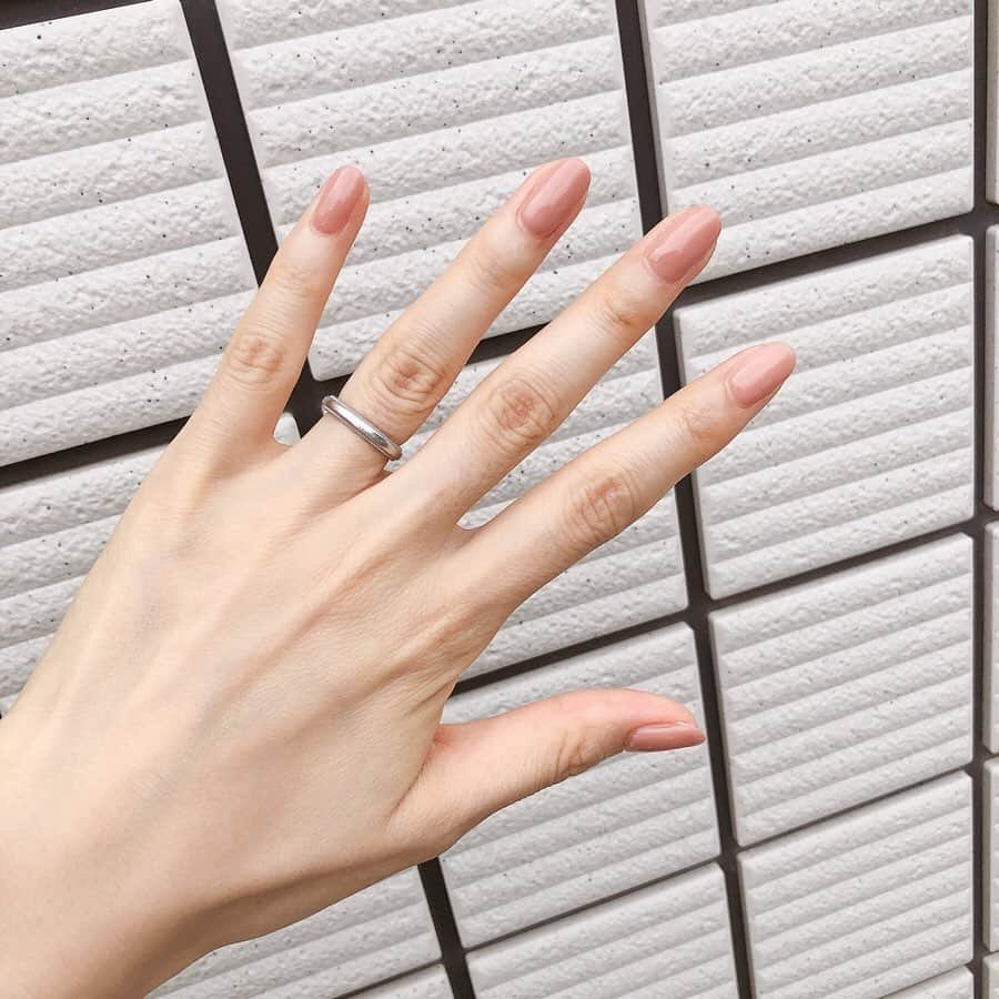 tomomiyu0920さんのインスタグラム写真 - (tomomiyu0920Instagram)「秋を意識してくすみピンク💅に . 今までのネイルは #tomomiyunail にまとめてあります☺︎ . . . #tomomiyunail  #nail #ネイル #ジェルネイル #ワンカラーネイル #ピンクネイル #ブラウンネイル #ベージュネイル #シンプルネイル #オフィスネイル #上品ネイル #locari #4yuuu #bySlife #beaustagrammer」8月22日 20時27分 - tomomiyu0920