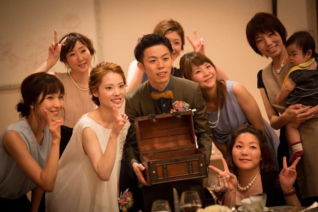 ヴィラデマリアージュさいたまのインスタグラム：「—Party Report— . “Café” Ryohei & Mai's mariage . . 休日はカフェデートが定番なお二人 . 緑に囲まれ・コーヒーの香りが漂い ゆったりと過ごす・・・ . そんな空間が結婚式でつくれたら・・ . そんな想いで作られたウェルカムスペースは カフェに来て頂いたゲストへの おもてなしを沢山ご用意してお出迎え！ . . . テーブルラウンドは お二人のお子様へ宛てたお手紙ラウンド . ゲストの皆に20年後のお子様へ向け お手紙を書いてもらいました。 . この箱を開けるとき20歳になったお子さんは、 どんなリアクションだろう・・・ そして、20年後は子育ても一段落。 . 20年後は二人の時間が沢山とれるね・・ カフェめぐりも沢山しようね・・・ それまで、夫婦仲良くやっていこう！ . . そんな温かな心のこもった結婚式でした  Bon Mariages! . . #villasdesmariages#ヴィラデマリアージュ#ヴィラデマリアージュさいたま#結婚式レポート#結婚式場#ウェディング#wedding#ブライダルフェア  #式場見学#大宮結婚式場#結婚式場探し#式場探し#南フランス #ウェディングネーム#weddingname#コンセプトウェディング#プレ花嫁#プレ花嫁準備#プレ花嫁さんと繋がりたい#卒花嫁#卒花嫁レポ#卒花嫁さんとも繋がりたい#weddingphotography#weddingphotos#weddingphoto#ウェディングフォト#さいたま#さいたま結婚式場」